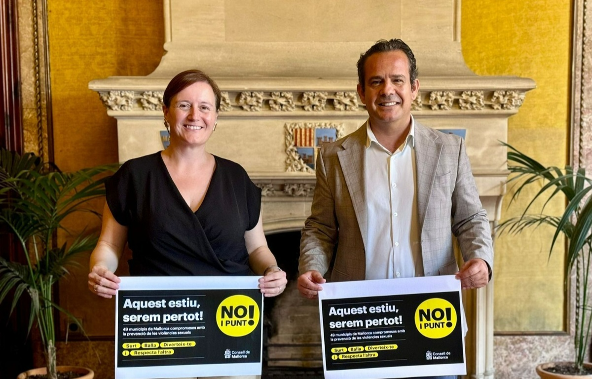 El conseller de Presidència, Toni Fuster, i la directora insular de Famílies, Ana Ferriol, amb el cartell de la campanya «No i punt!».