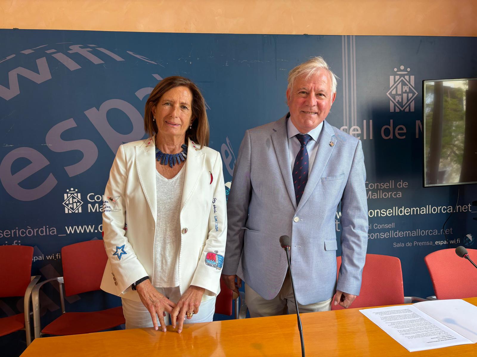 El conseller de Turisme, José Marcial Rodríguez Díaz, i la directora insular de Turisme per a l'Oferta i la Qualitat, Clara del Moral.