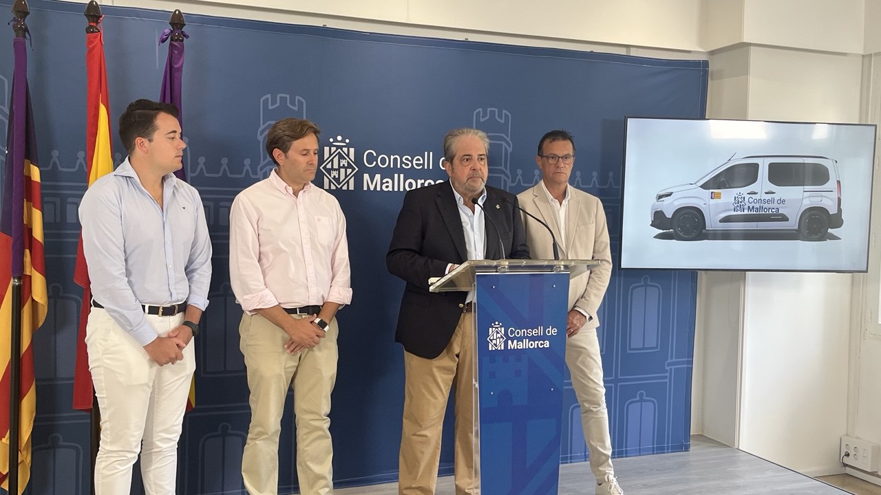 El consejero Rafel Bosch presenta el convenio de emergencias con los ayuntamientos.