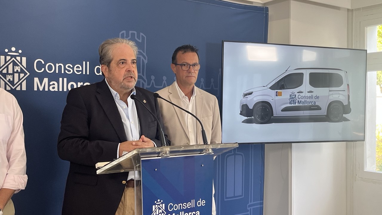 El consejero Rafel Bosch presenta el convenio de emergencias con los ayuntamientos.