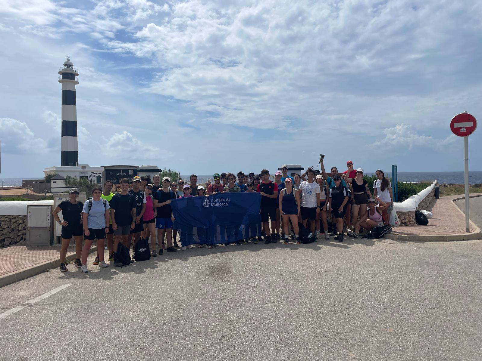 Els participants a la segona edició de la ruta juvenil al Camí de Cavalls.