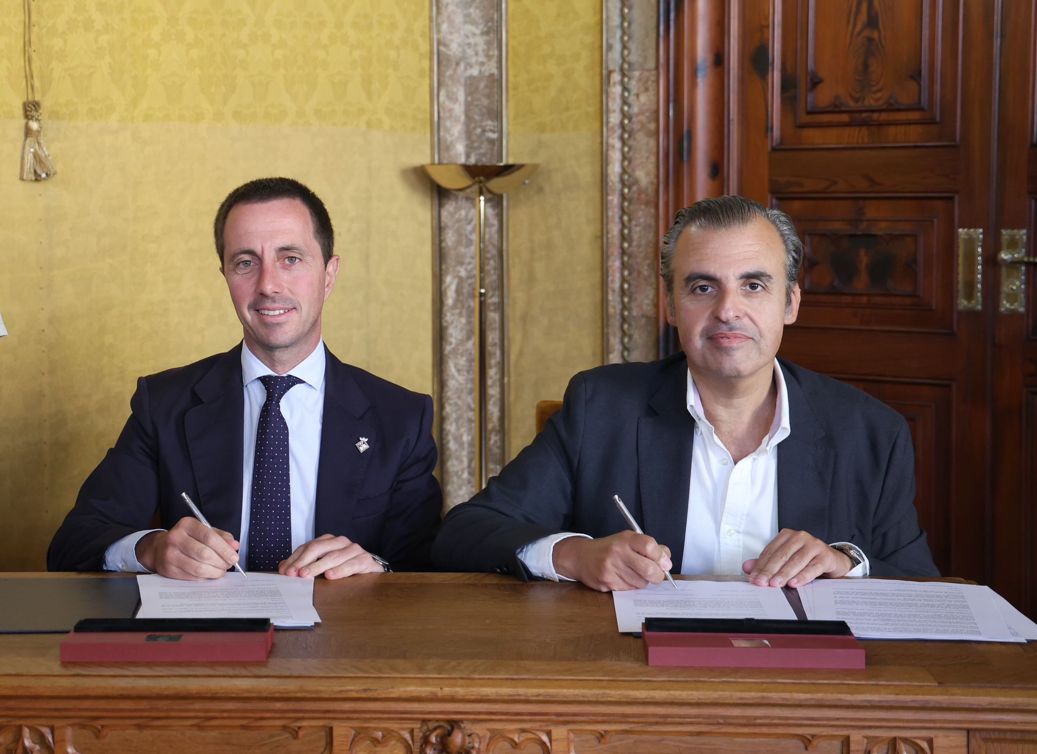 El presidente del Consell de Mallorca, Llorenç Galmés, y el consejero de Educación y Universidades del Govern de les Illes Balears, Antoni Vera, firman el convenio.