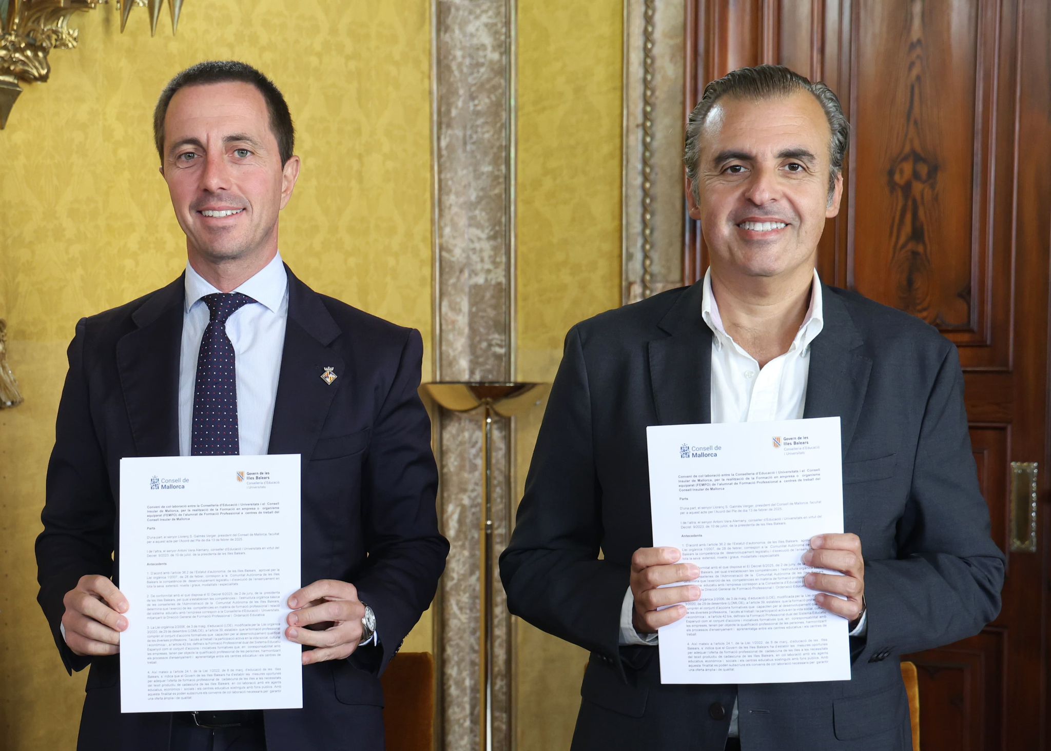 El presidente del Consell de Mallorca, Llorenç Galmés, y el consejero de Educación y Universidades del Govern de les Illes Balears, Antoni Vera, firman el convenio.