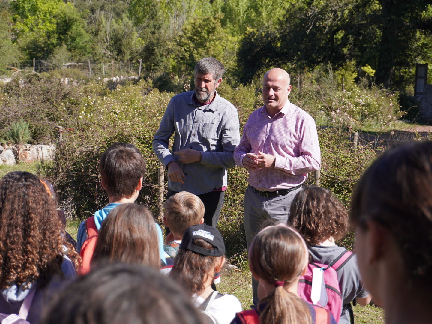 El director insular de la serra de Tramuntana, Toni Solivellas, a una excursió escolar a la Serra.