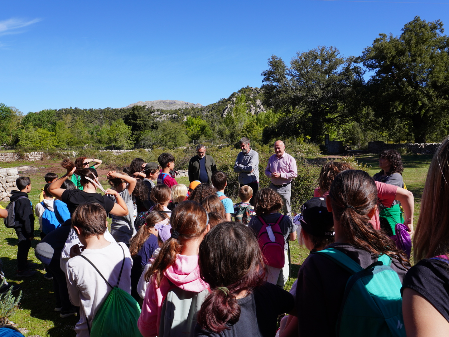 El director insular de la serra de Tramuntana, Toni Solivellas, a una excursió escolar a la Serra.