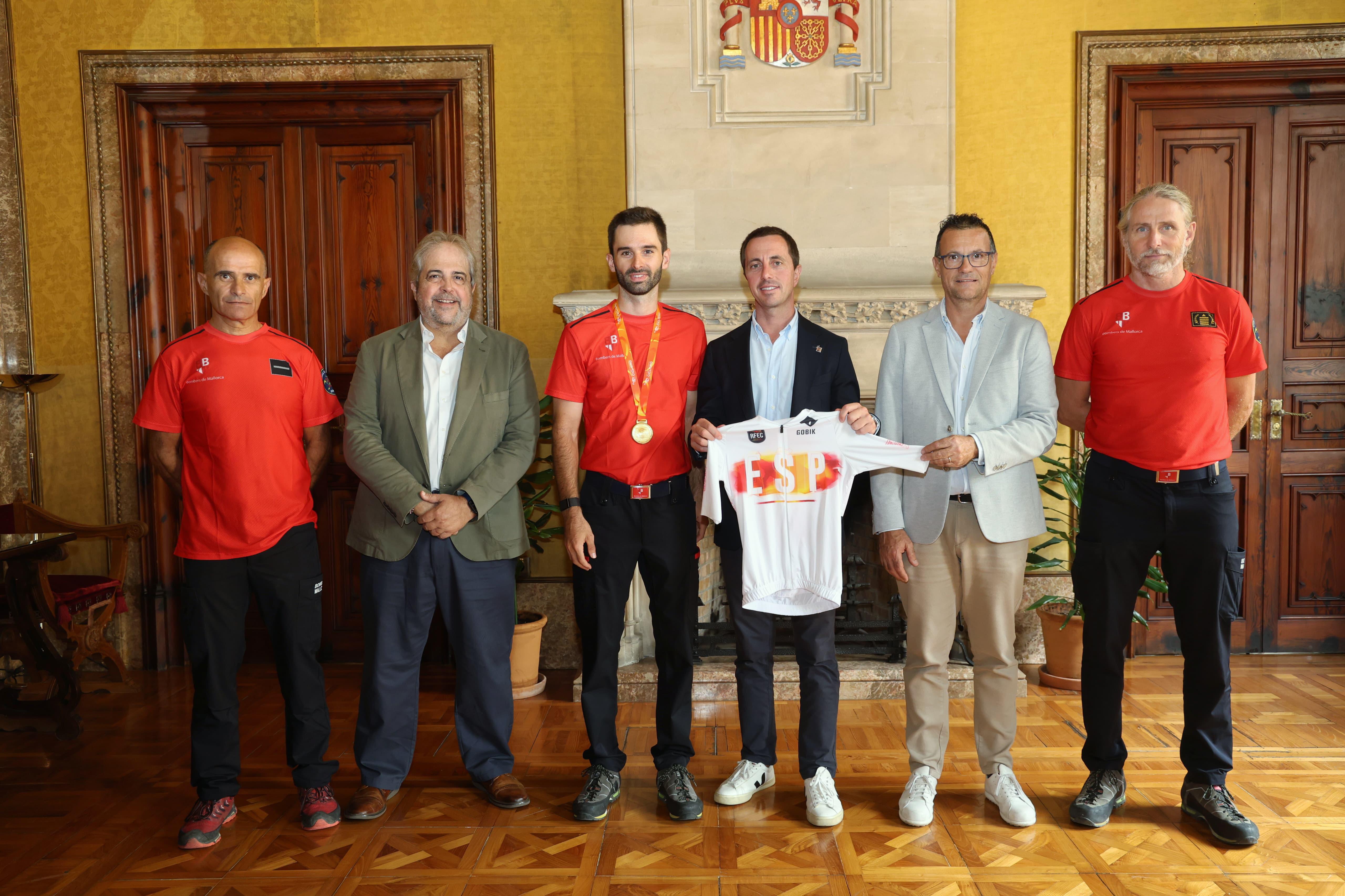 Homenaje al bombero Lluís Borràs, campeón de España de CRI Máster 30.