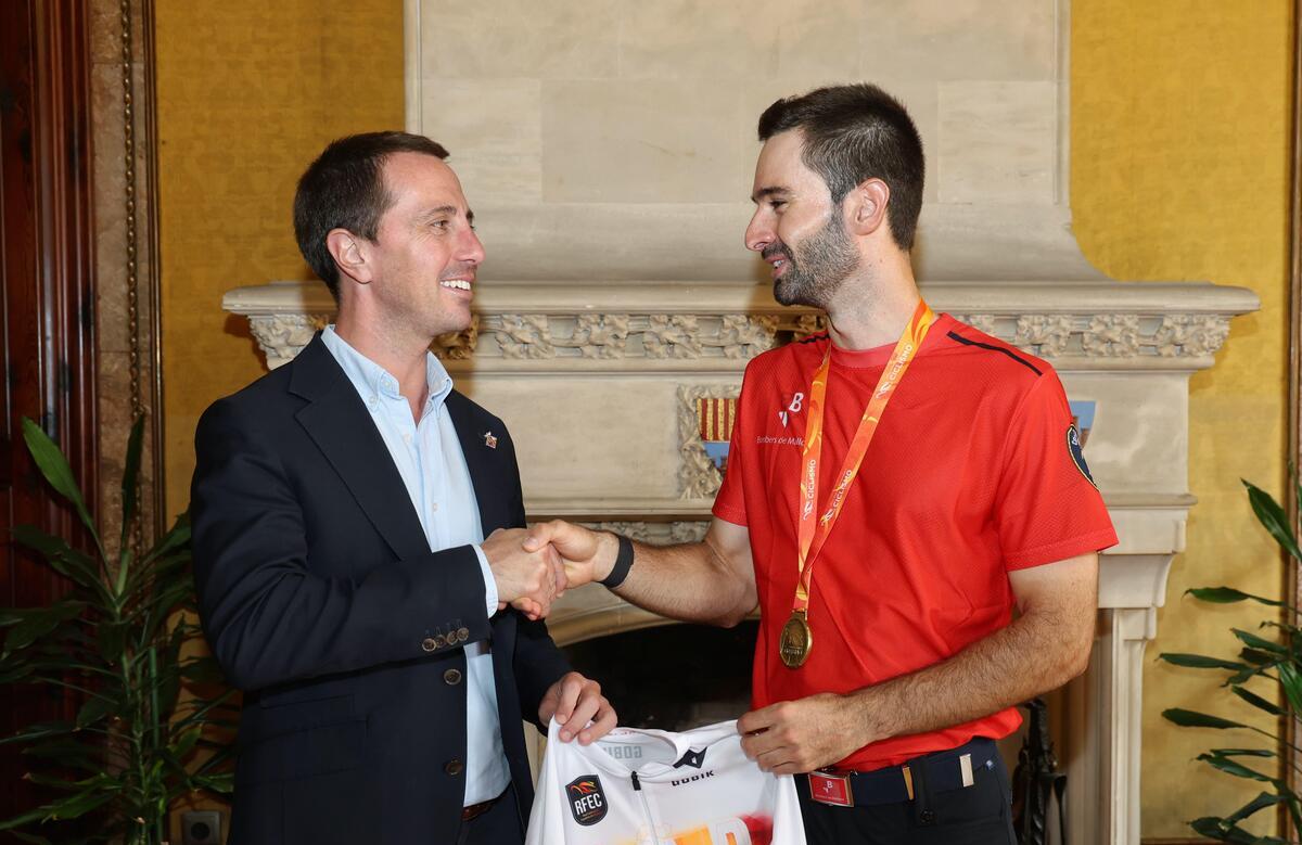 Homenaje al bombero Lluís Borràs, campeón de España de CRI Máster 30.