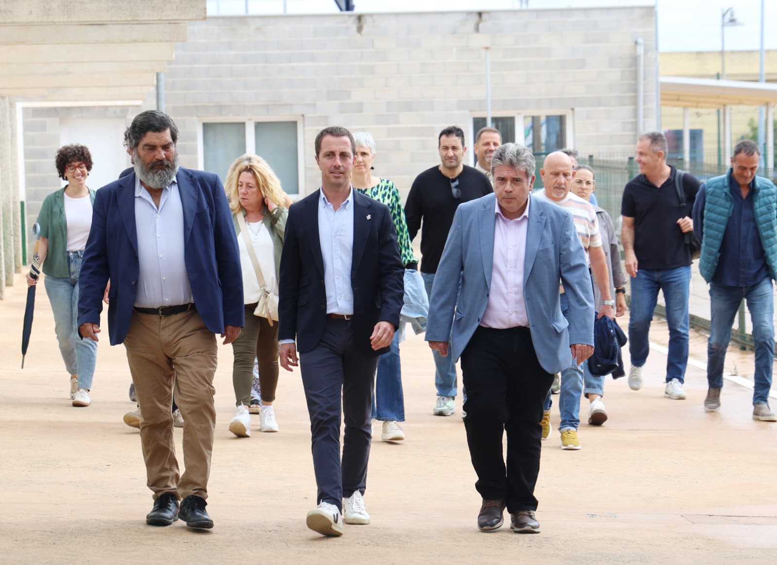 Visita del president Galmés i el conseller Bestard a les reformes del pavelló Miquel Capó Soler de sa Pobla.