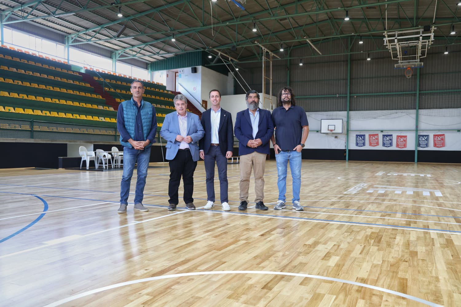 Visita del president Galmés i el conseller Bestard a les reformes del pavelló Miquel Capó Soler de sa Pobla.