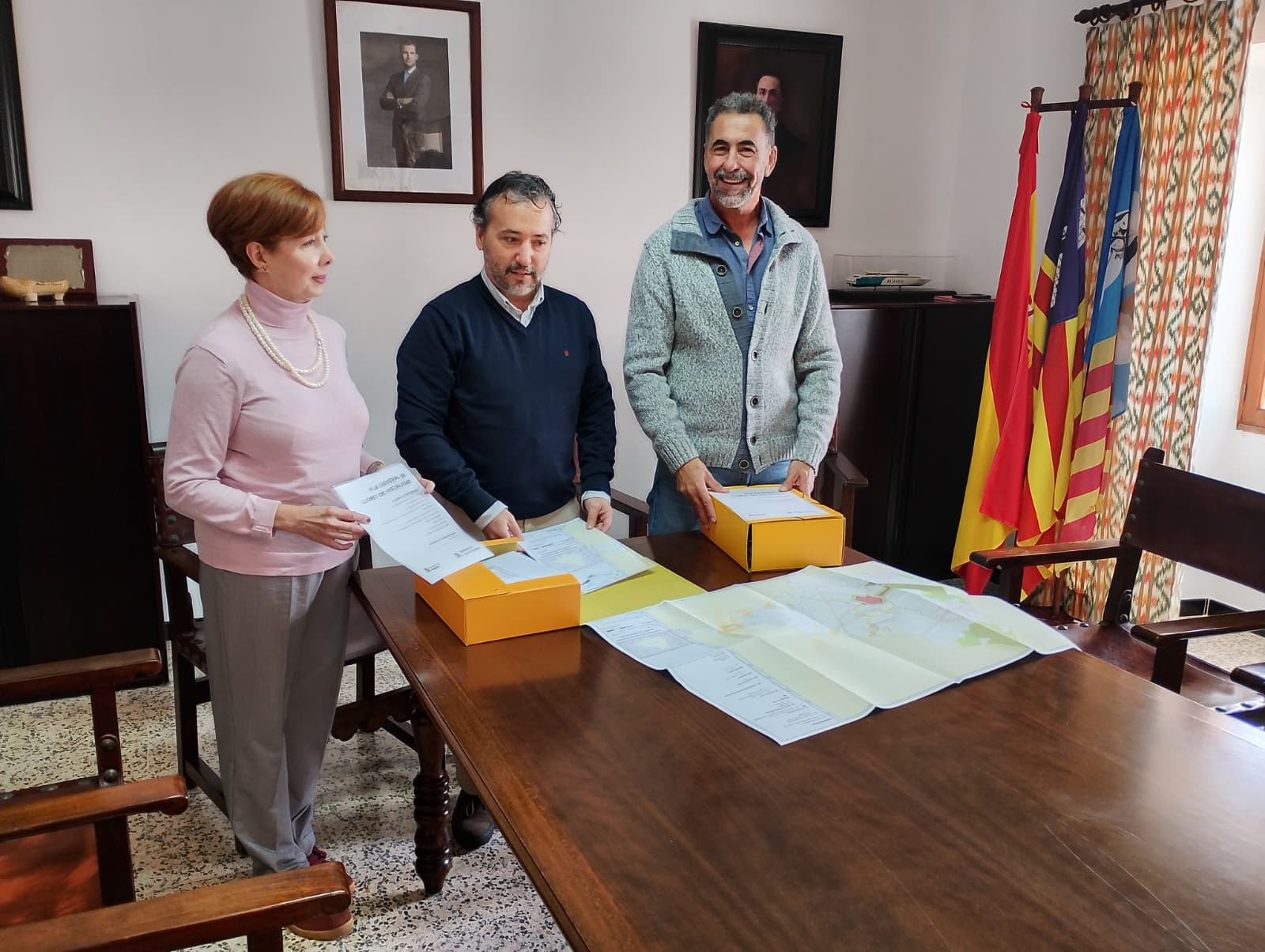 El conseller Fernando Rubio lliura el nou planejament urbanístic a l’Ajuntament de Lloret.
