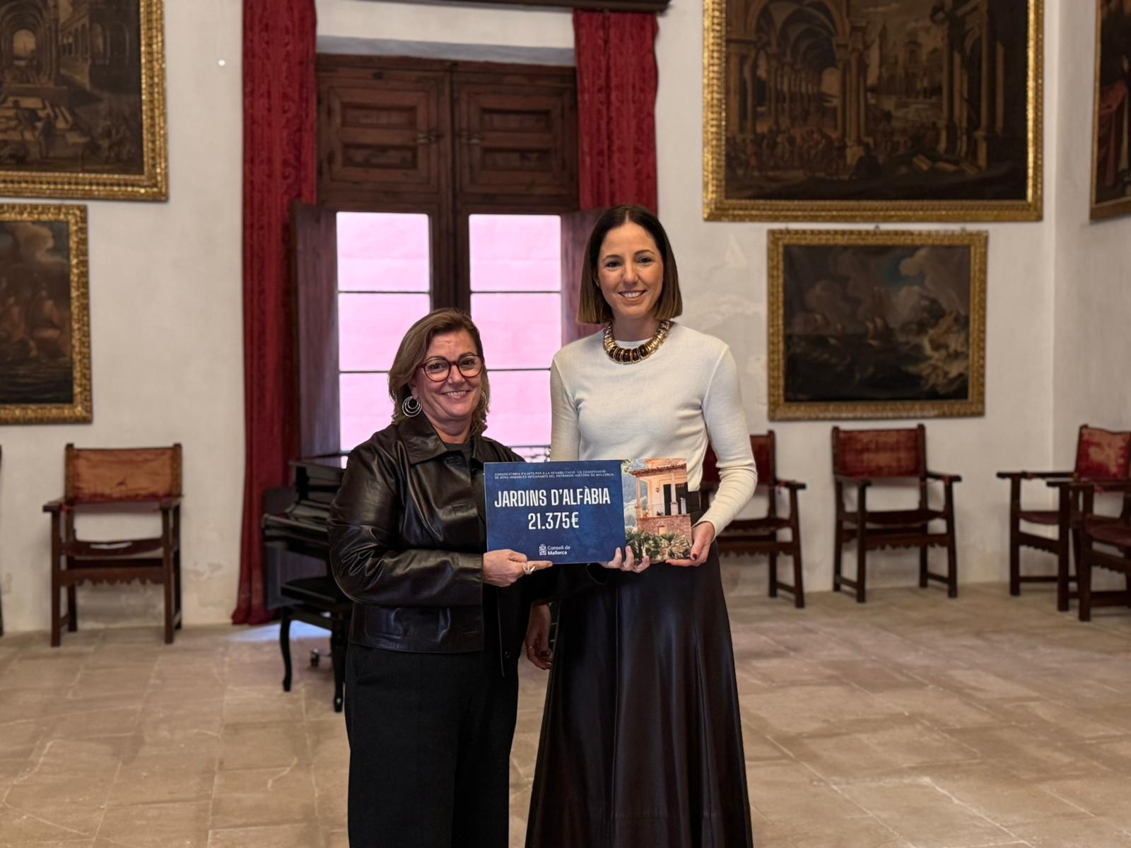 La consellera de Cultura i Patrimoni, Antònia Roca, lliura la subvenció a la representant dels Jardins d'Alfàbia.