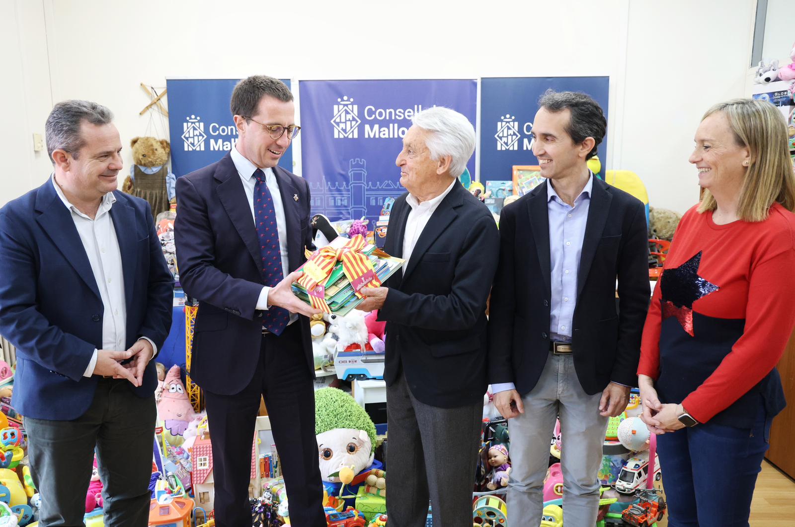 Lliurament de les juguetes del programa «Cap infant sense jugueta».