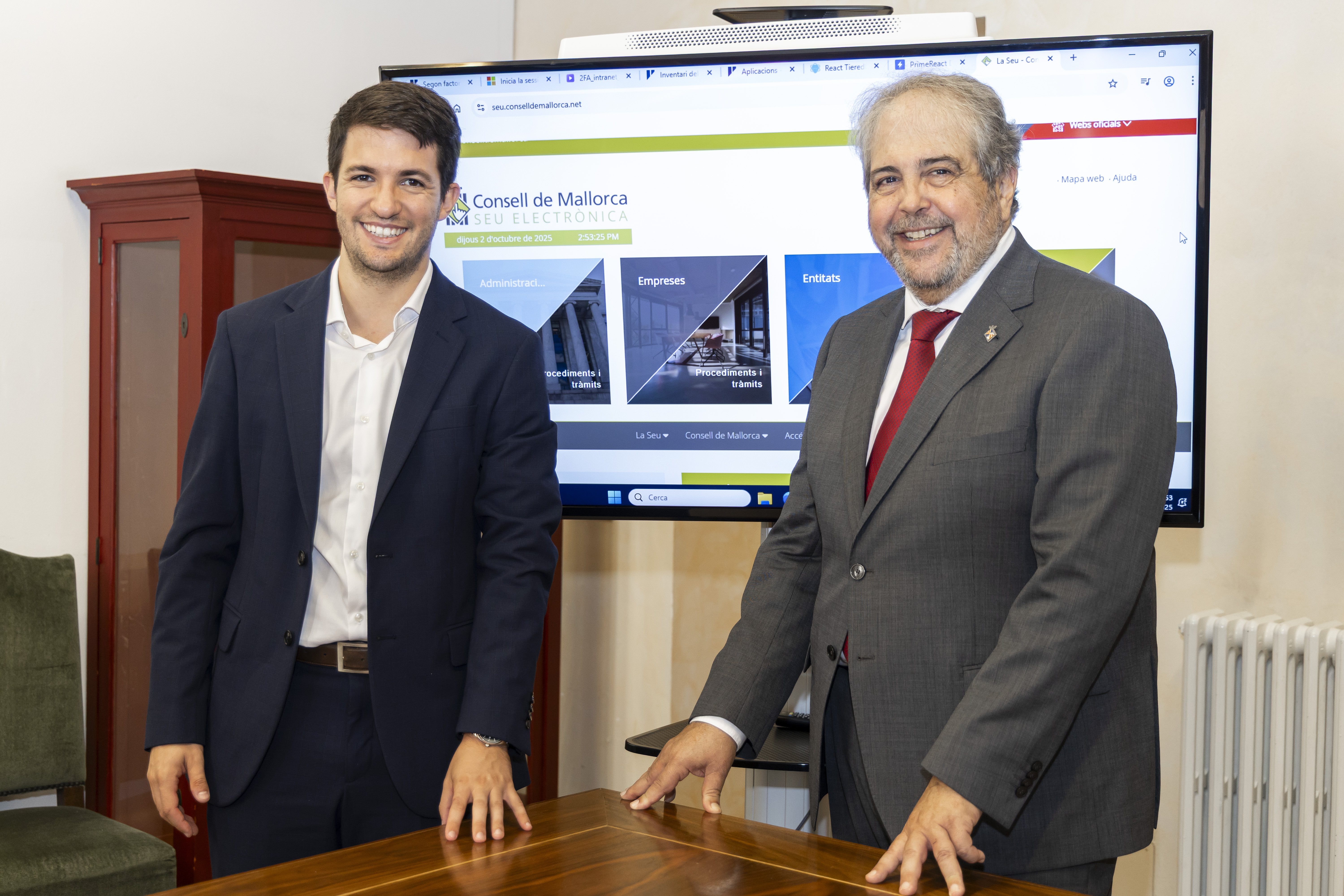 El conseller d'Hisenda, Innovació i Funció Pública, Rafel Bosch, i el director insular de Modernització, Transparència i Innovació, Josep Cerdà.