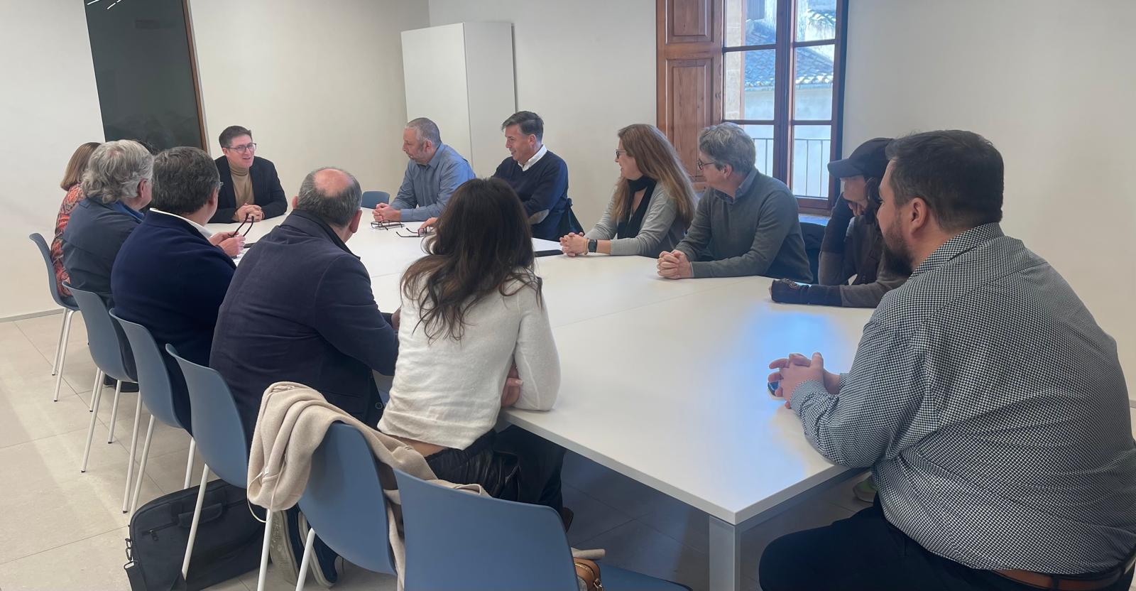 Reunió del conseller de Turisme, Guillem Ginard, amb representants d'HABTUR.