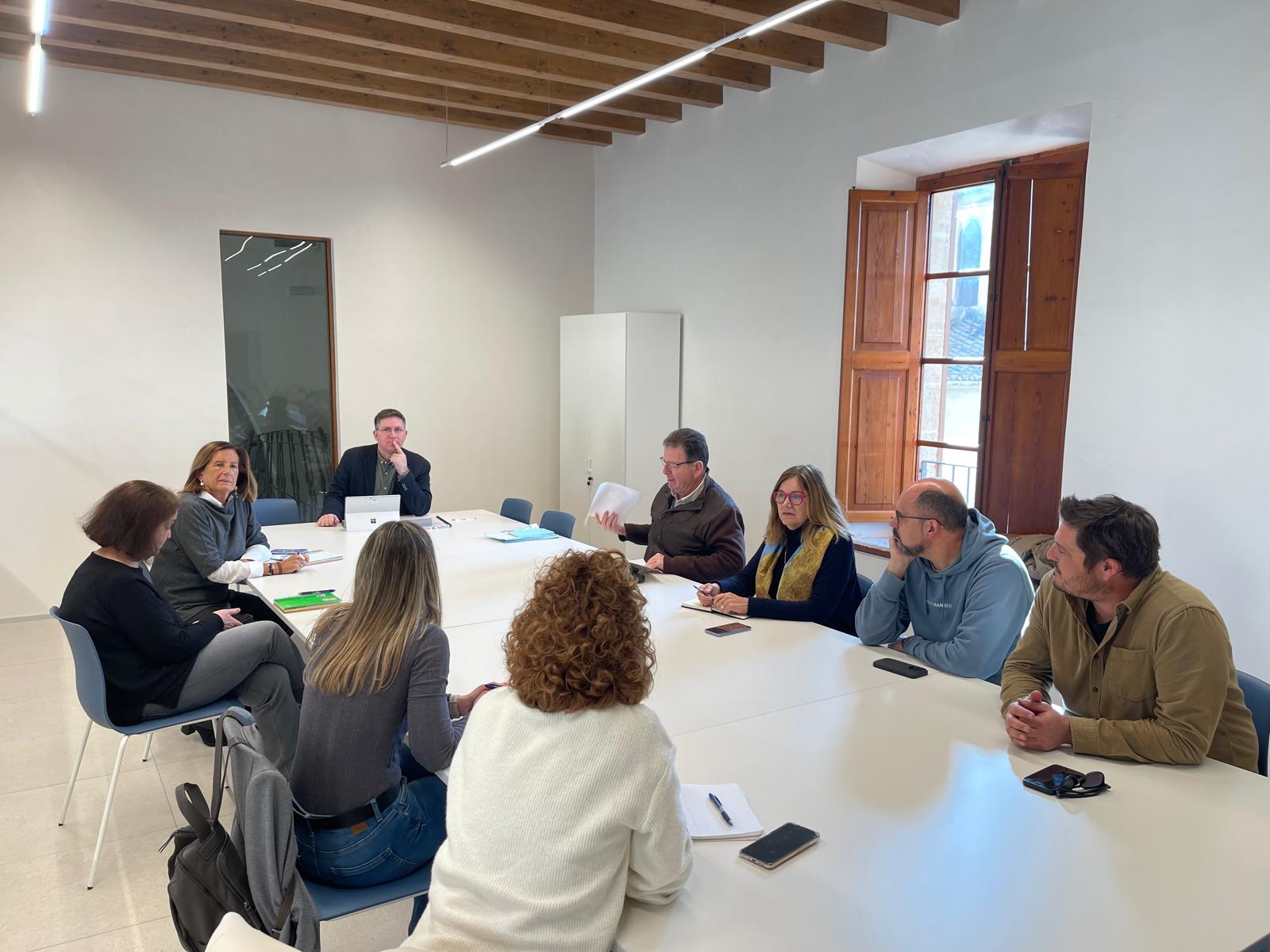 Reunió del conseller de Turisme, Guillem Ginard, amb representants del sector agrari de Mallorca.
