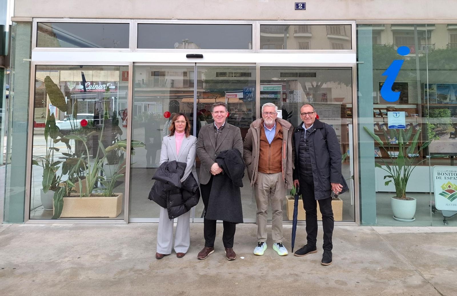 La delegación del Departamento de Turismo visita la oficina turística de Alcúdia.