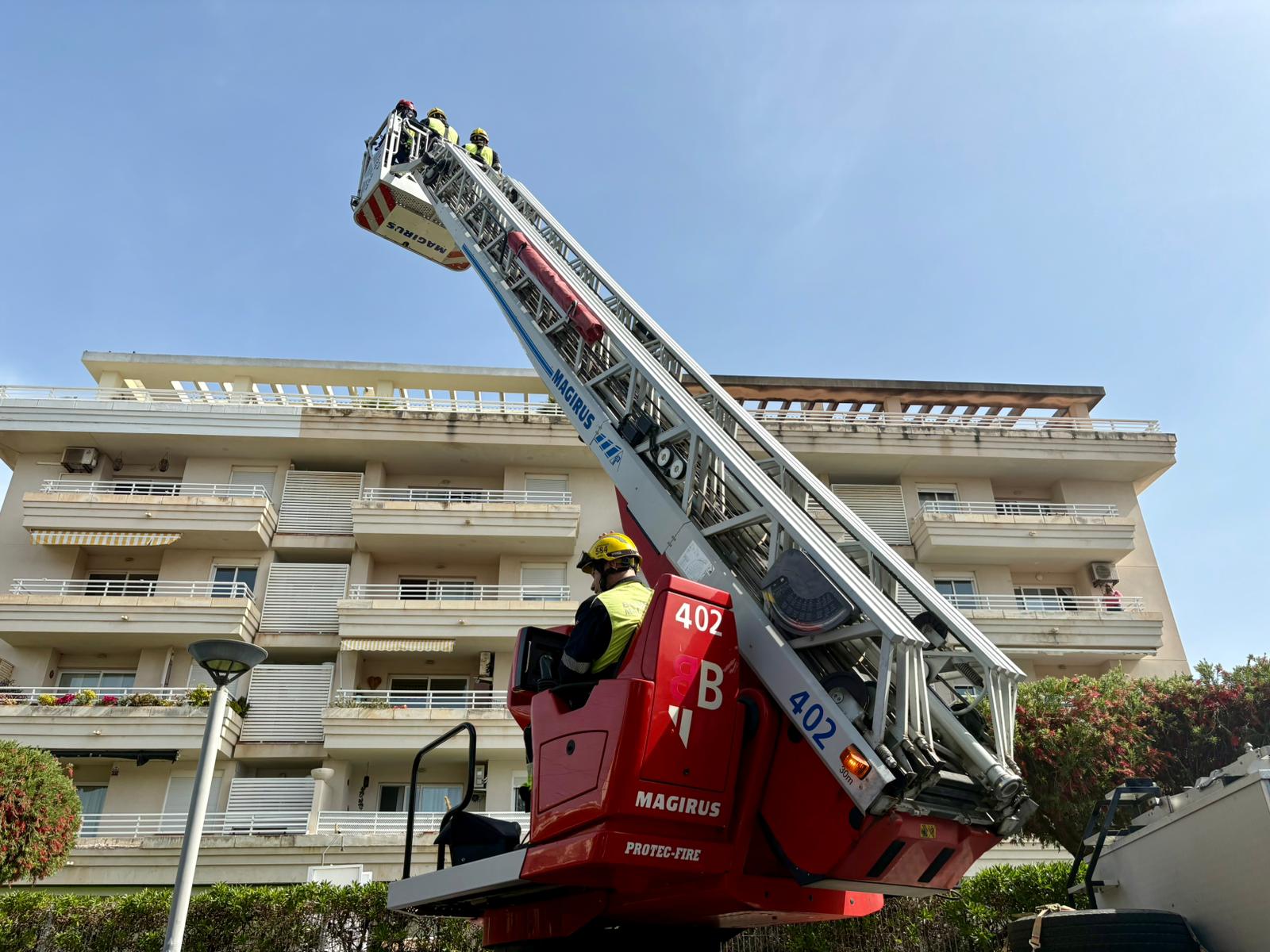 Formación especializada de los Bomberos de Mallorca en el manejo de autoescaleras en el Parque de Alcúdia.