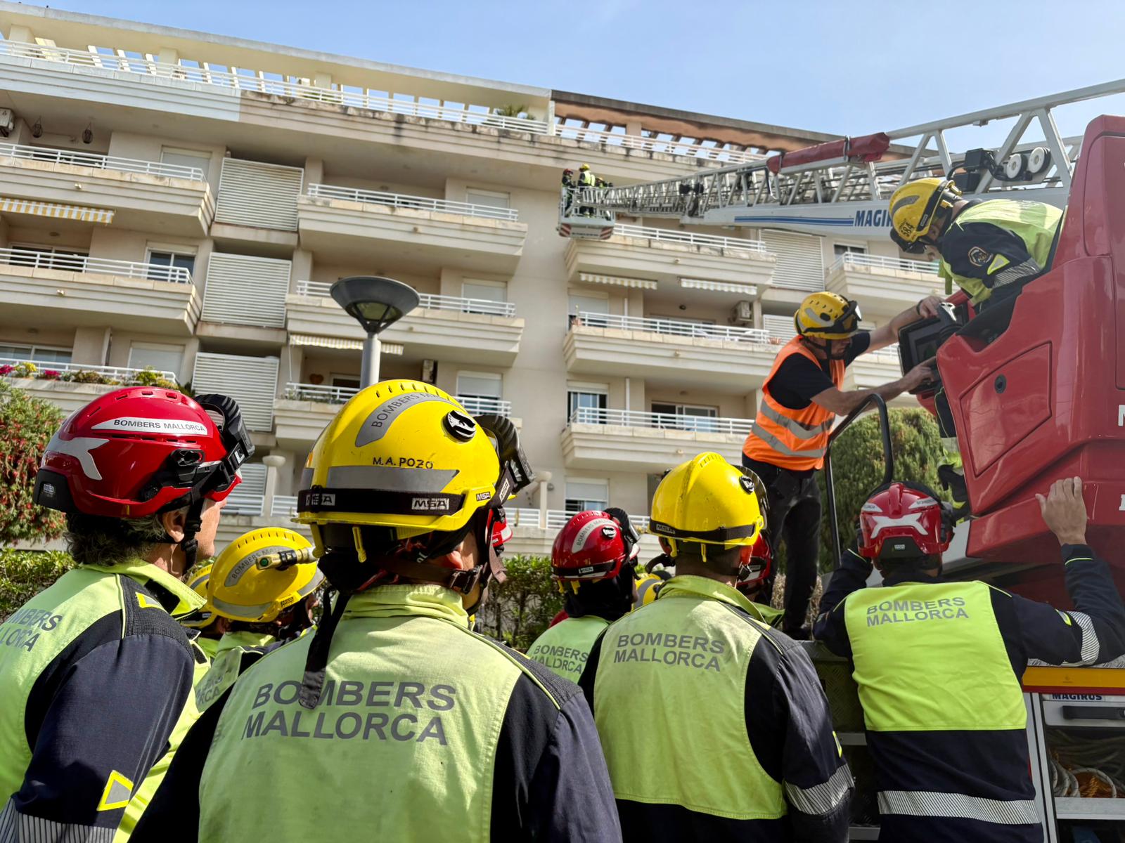 Formación especializada de los Bomberos de Mallorca en el manejo de autoescaleras en el Parque de Alcúdia.