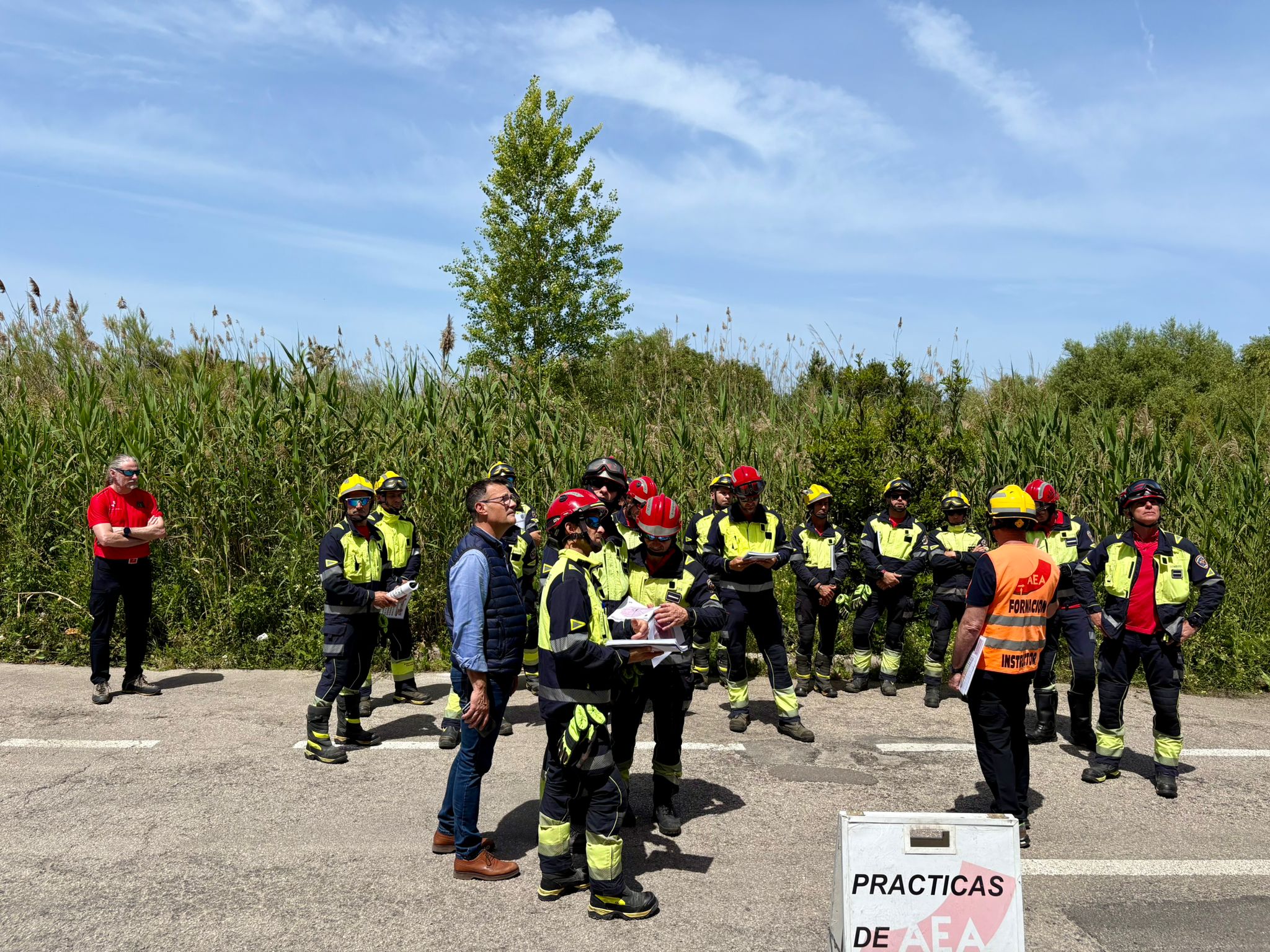 Formación especializada de los Bomberos de Mallorca en el manejo de autoescaleras en el Parque de Alcúdia.