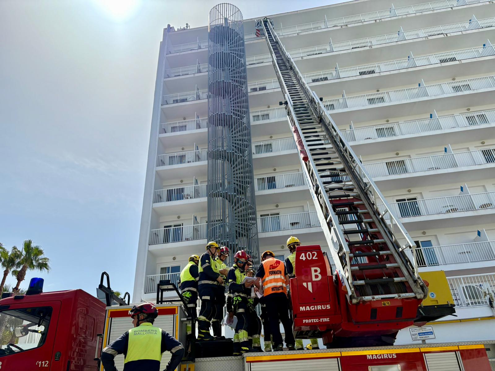 Formación especializada de los Bomberos de Mallorca en el manejo de autoescaleras en el Parque de Alcúdia.