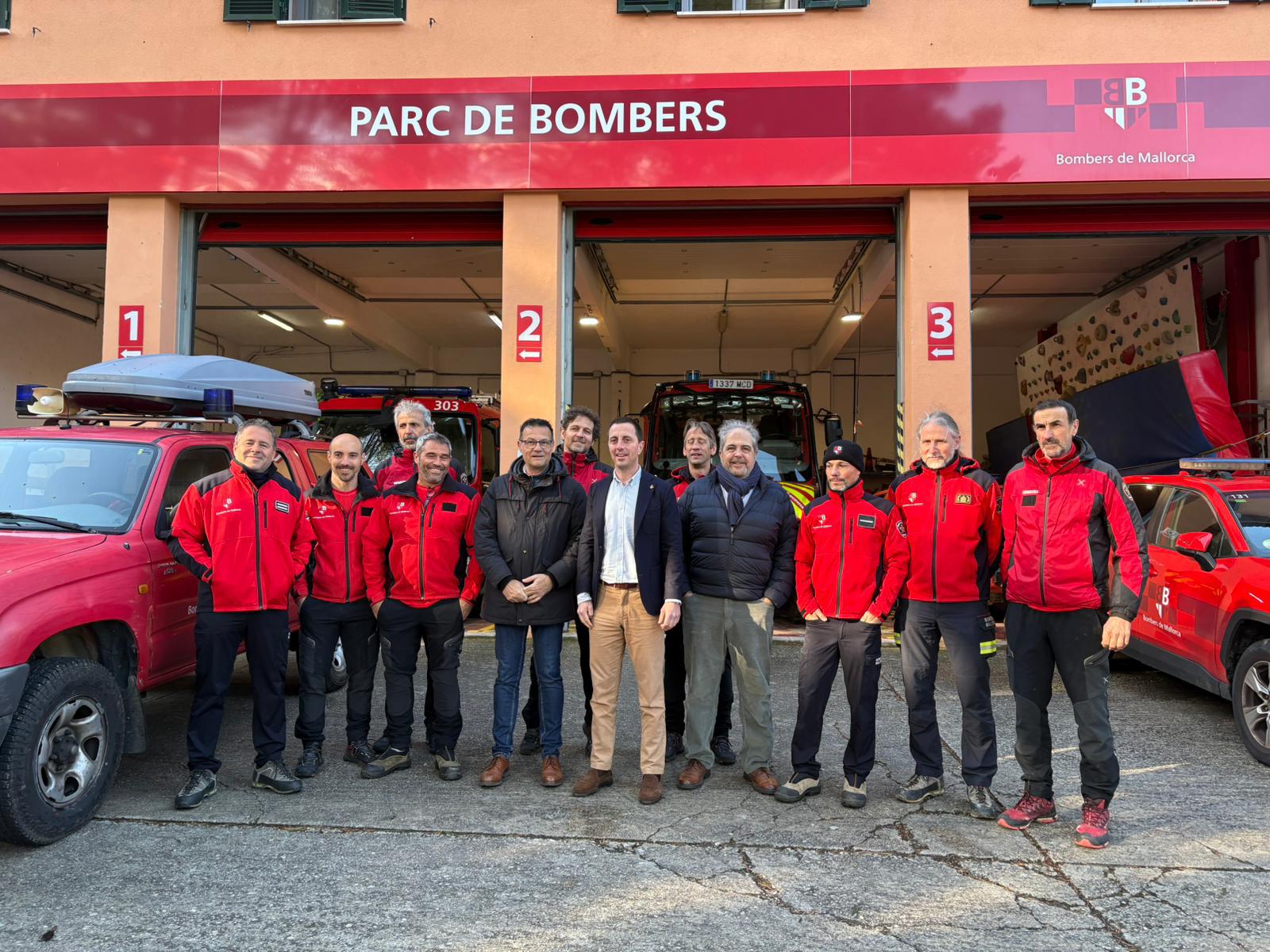 El president del Consell de Mallorca, Llorenç Galmés, amb un grup de Bombers de Mallorca.