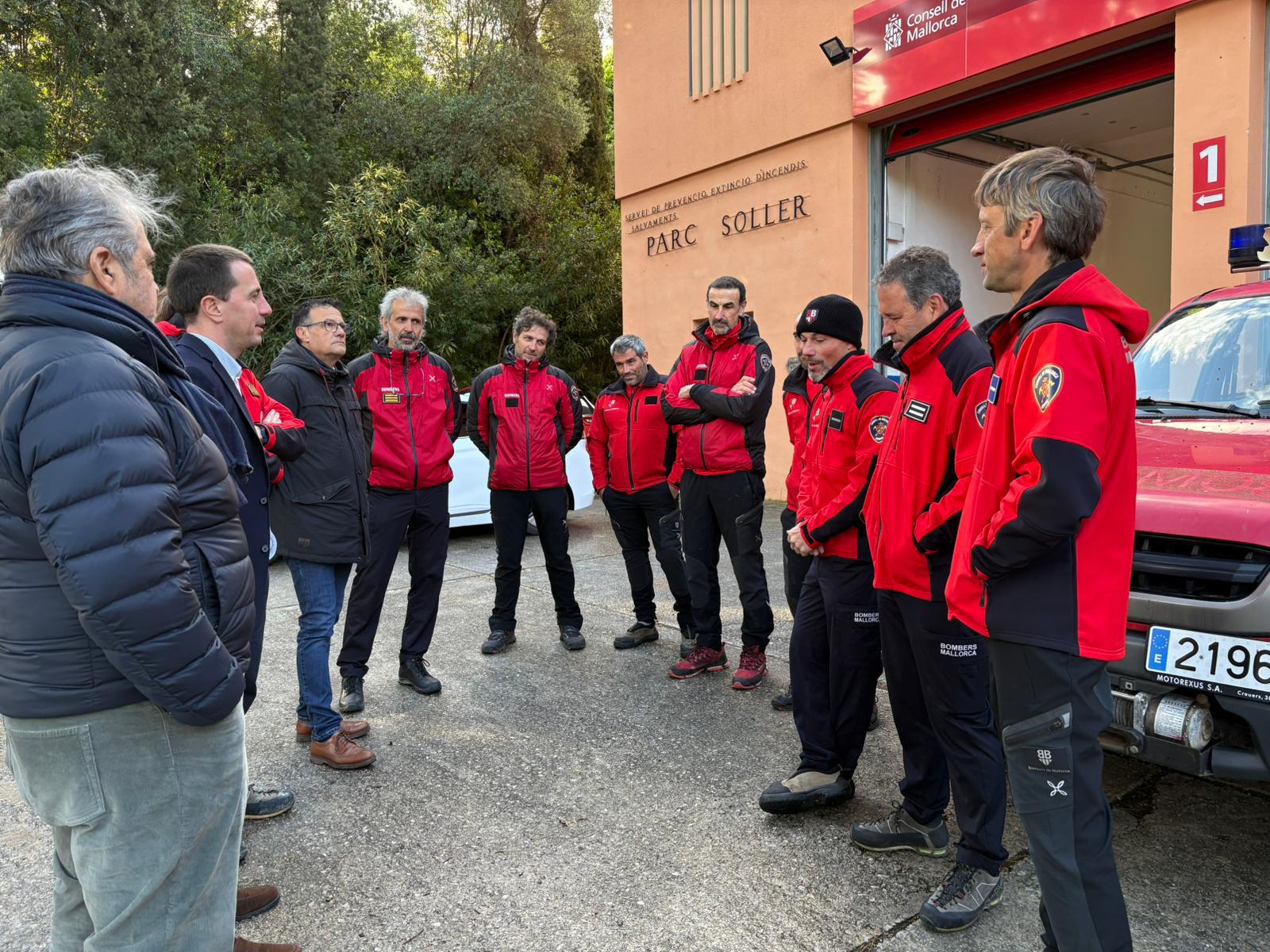 El president del Consell de Mallorca, Llorenç Galmés, amb un grup de Bombers de Mallorca.