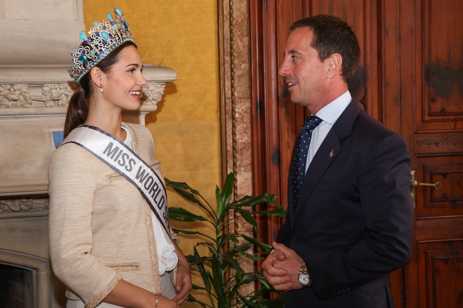 El presidente Llorenç Galmés recibe a Miss Mundo España 2026, Elisabeth Reynés.