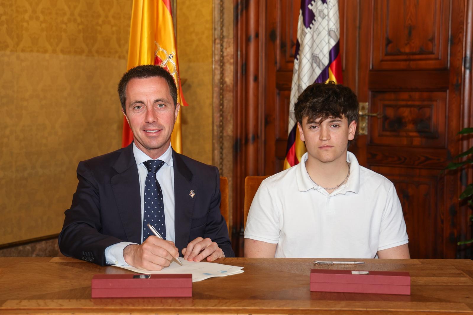 Formalización del acto de compra de la barca de bou Rafael.