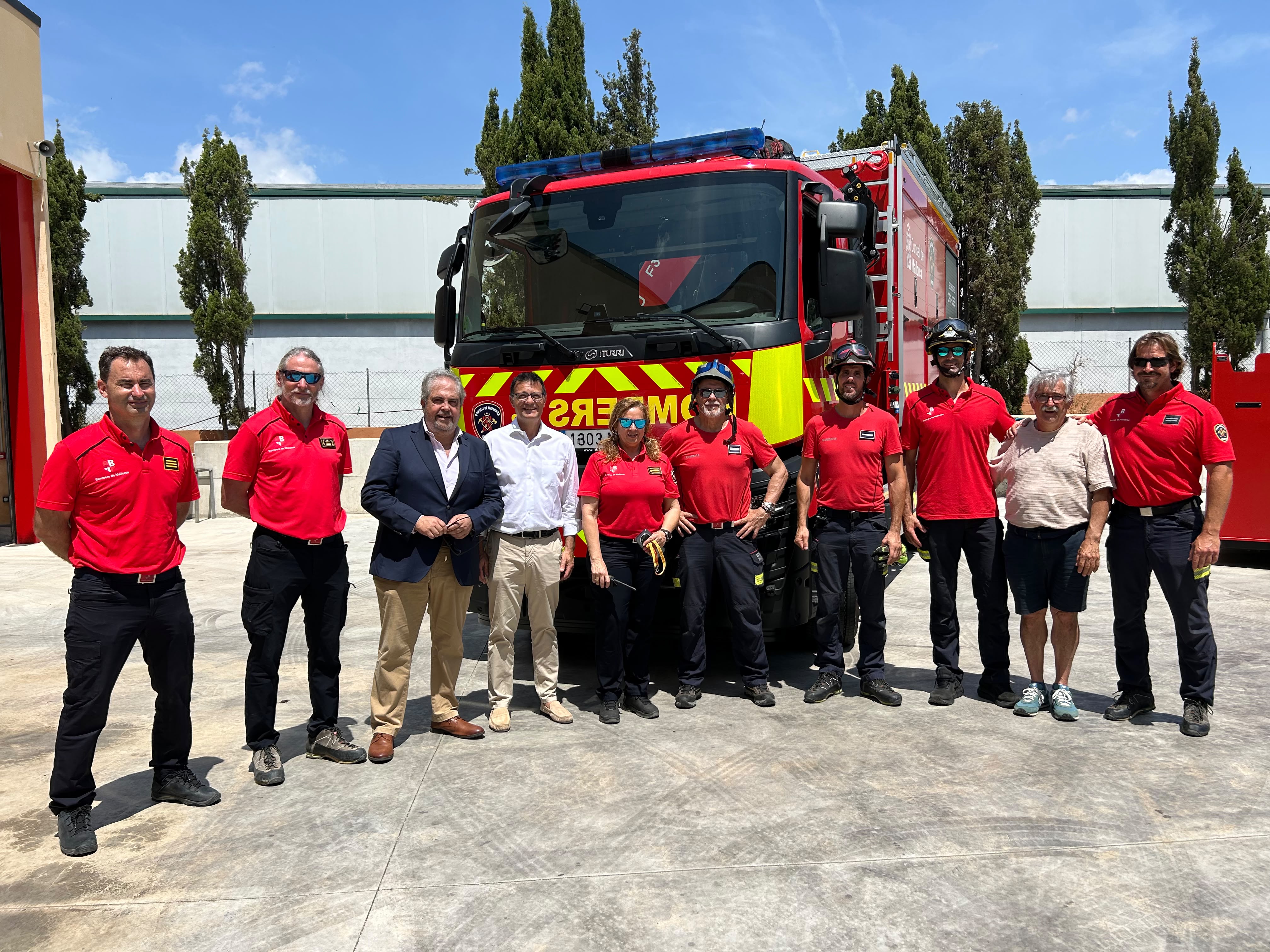 Presentació del nou vehicle multifuncional pioner per a emergències complexes dels Bombers de Mallorca.