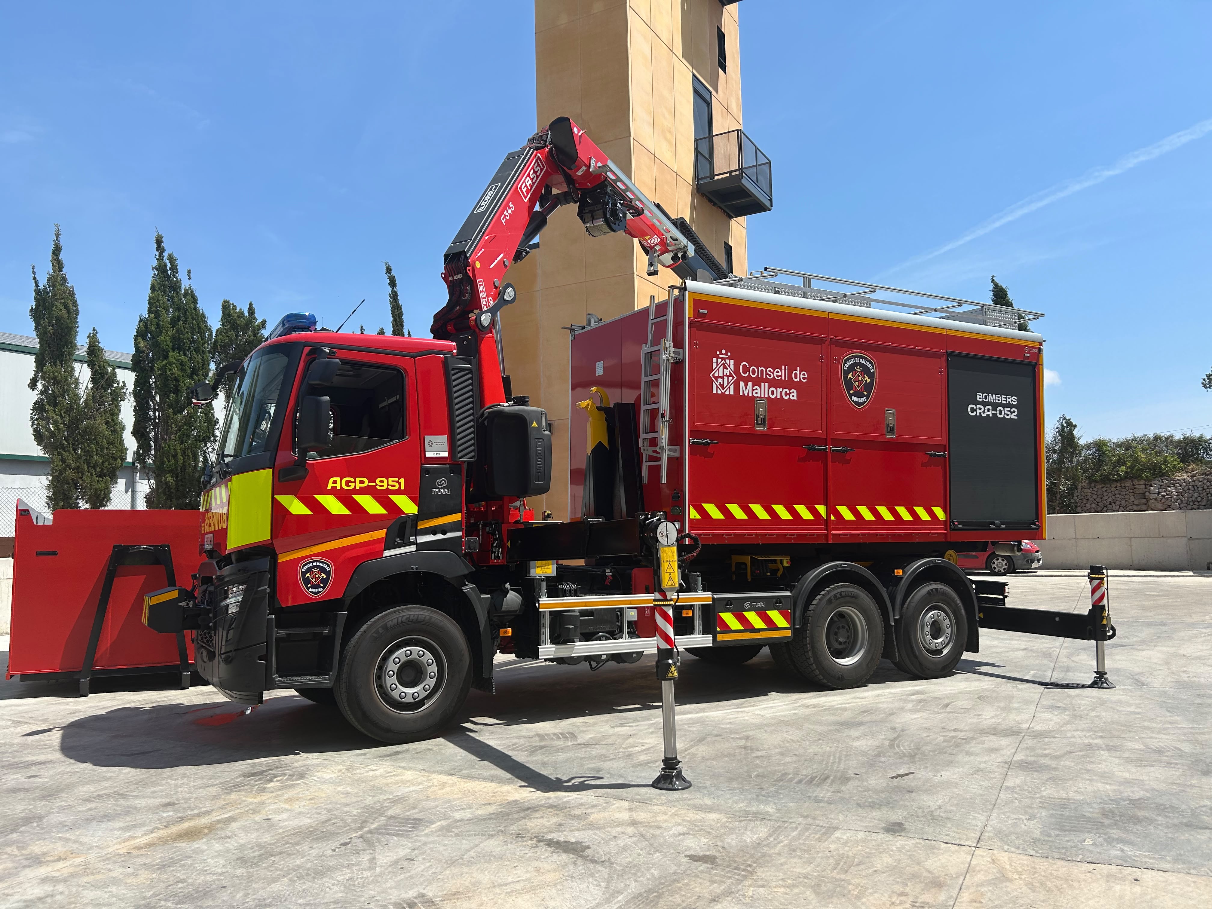 Presentació del nou vehicle multifuncional pioner per a emergències complexes dels Bombers de Mallorca.