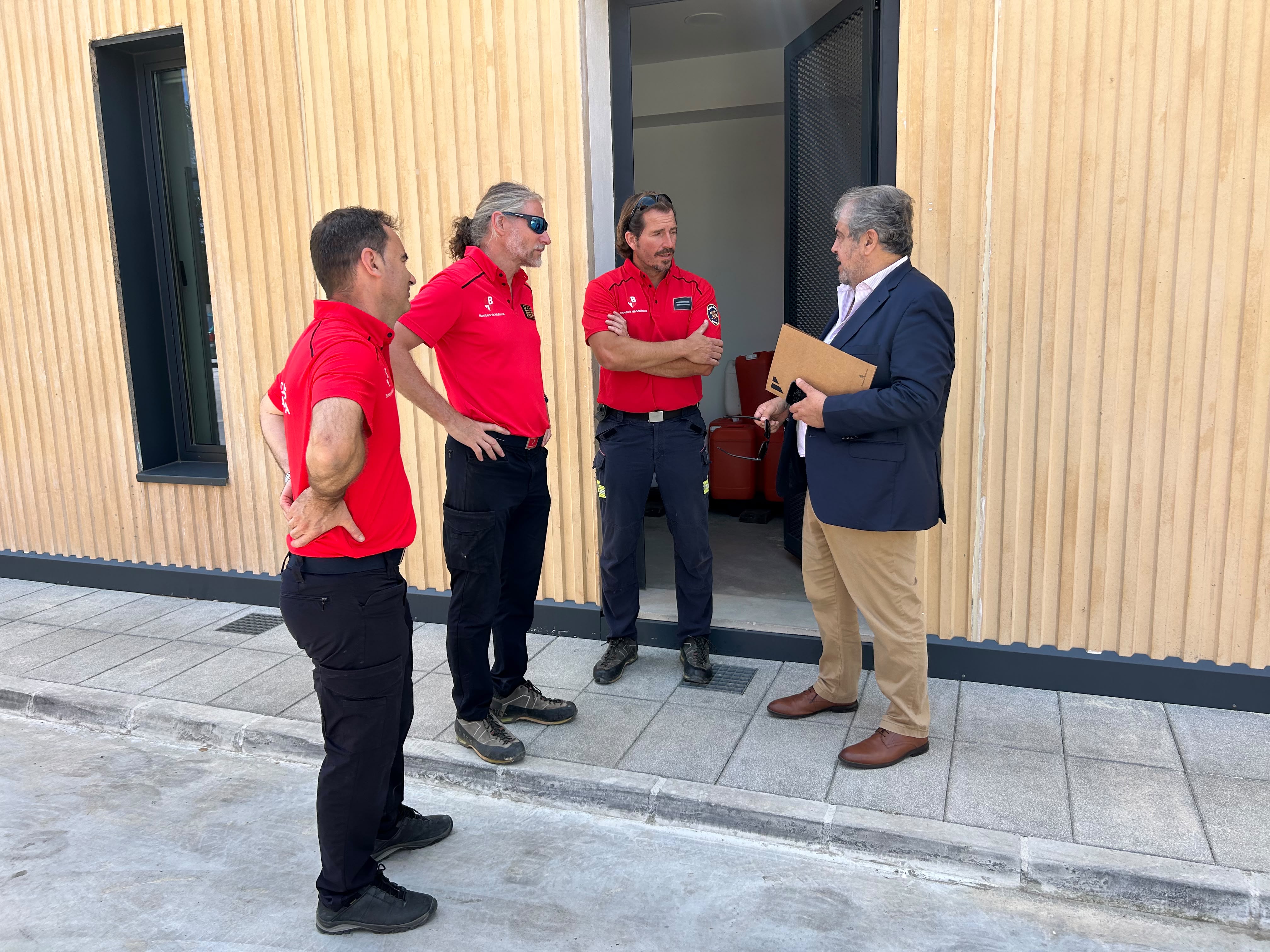 Presentació del nou vehicle multifuncional pioner per a emergències complexes dels Bombers de Mallorca.