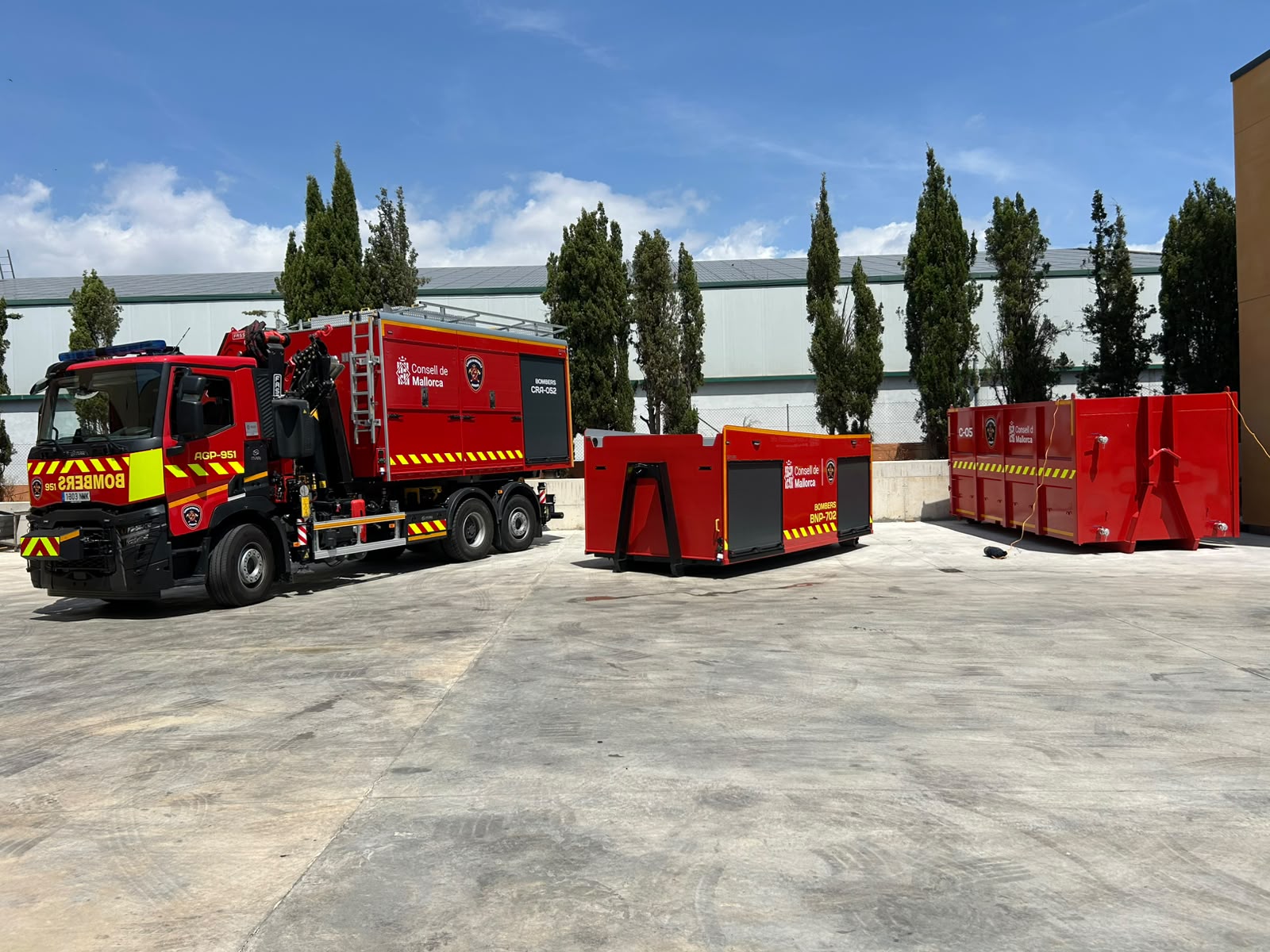 Presentació del nou vehicle multifuncional pioner per a emergències complexes dels Bombers de Mallorca.