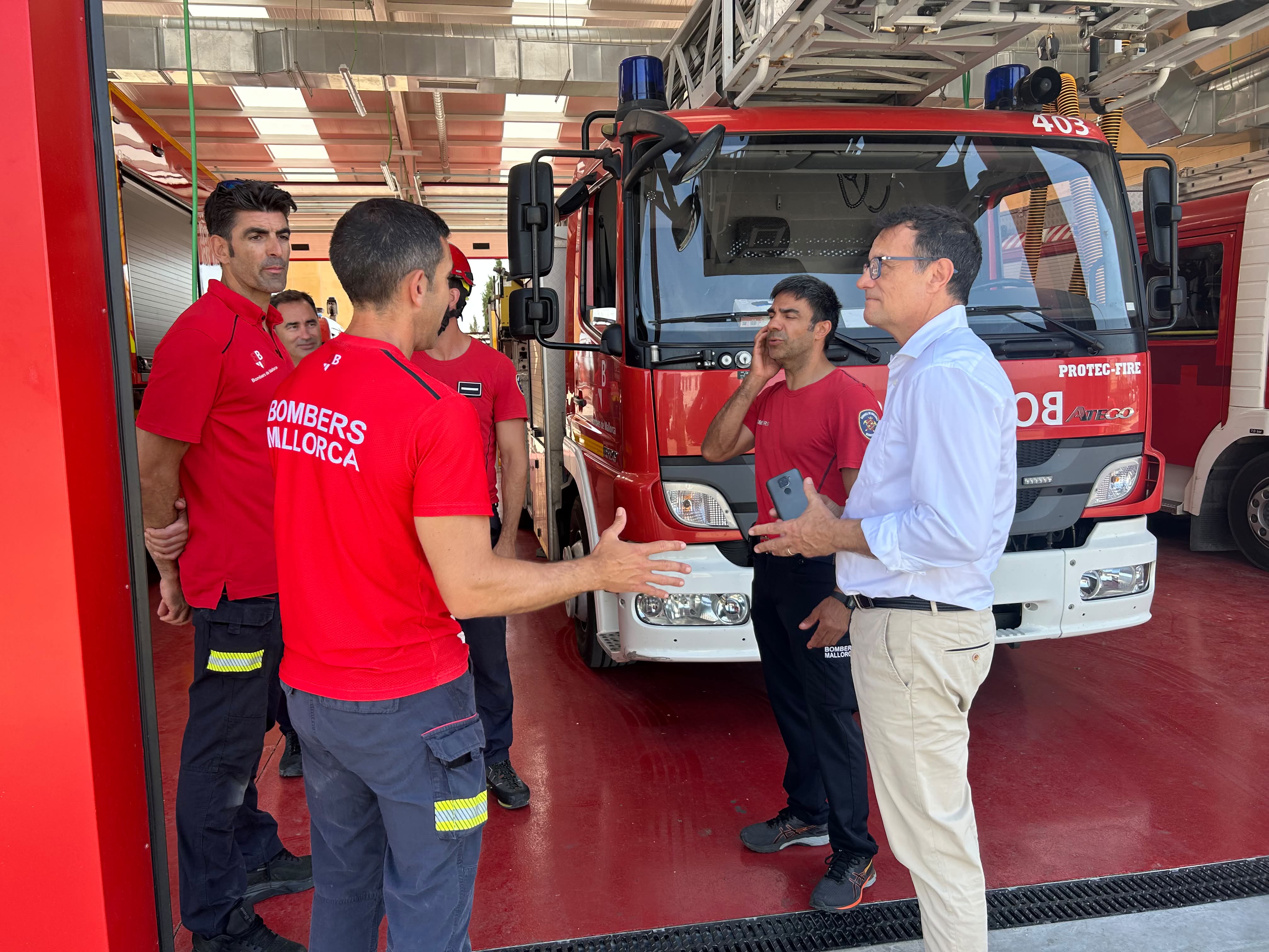 Presentació del nou vehicle multifuncional pioner per a emergències complexes dels Bombers de Mallorca.