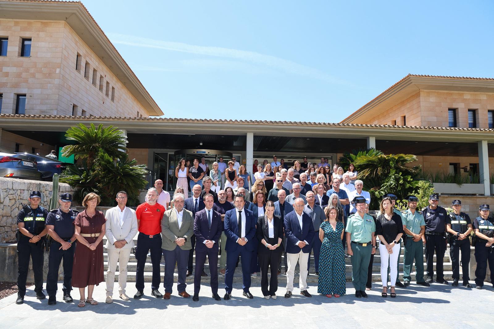 El presidente del Consell de Mallorca, Llorenç Galmés, asiste al minuto de silencio celebrado en el Ayuntamiento de Calvià en recuerdo de las víctimas en el incendio de Magaluf.