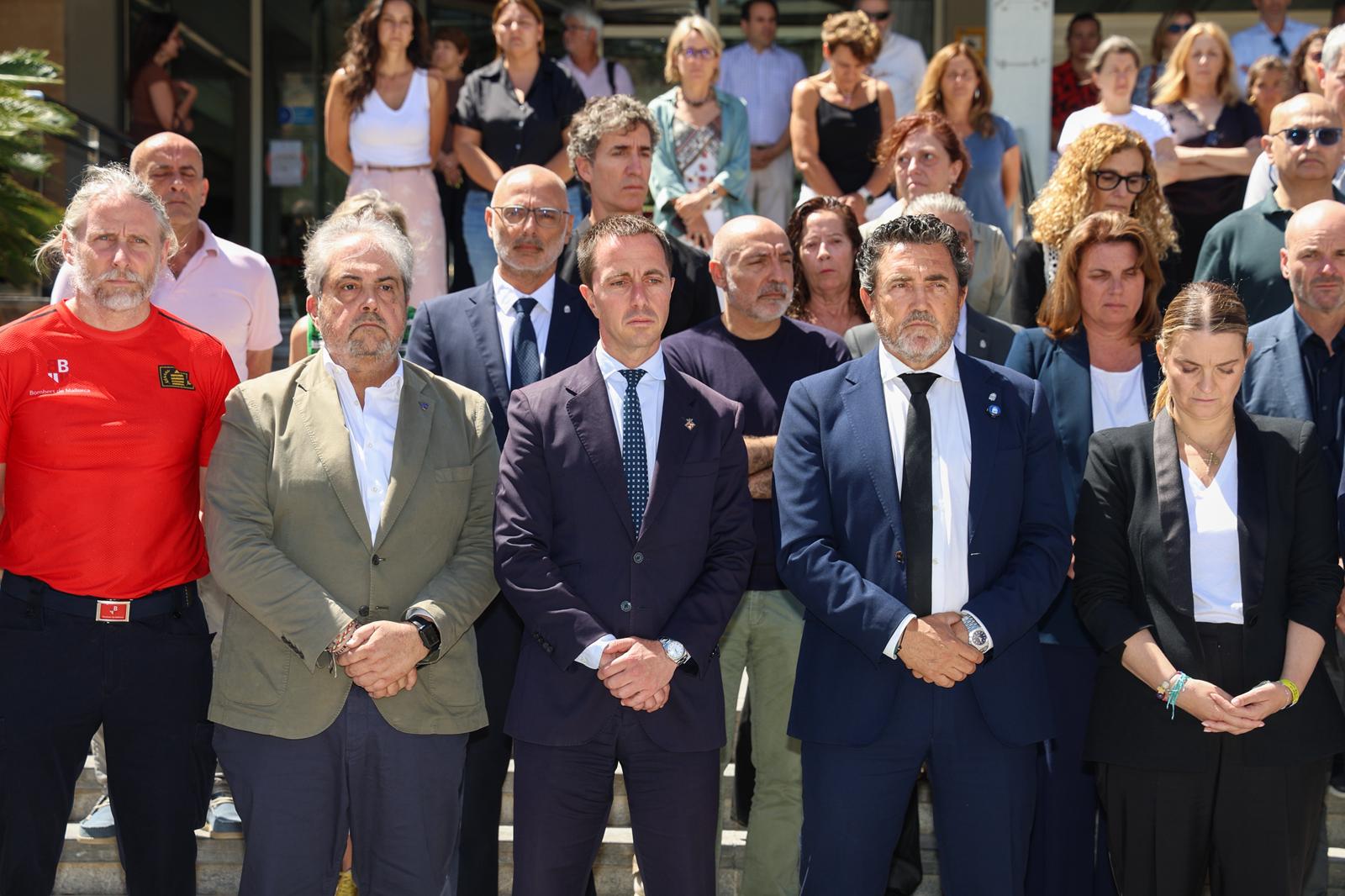 El presidente del Consell de Mallorca, Llorenç Galmés, asiste al minuto de silencio celebrado en el Ayuntamiento de Calvià en recuerdo de las víctimas en el incendio de Magaluf.