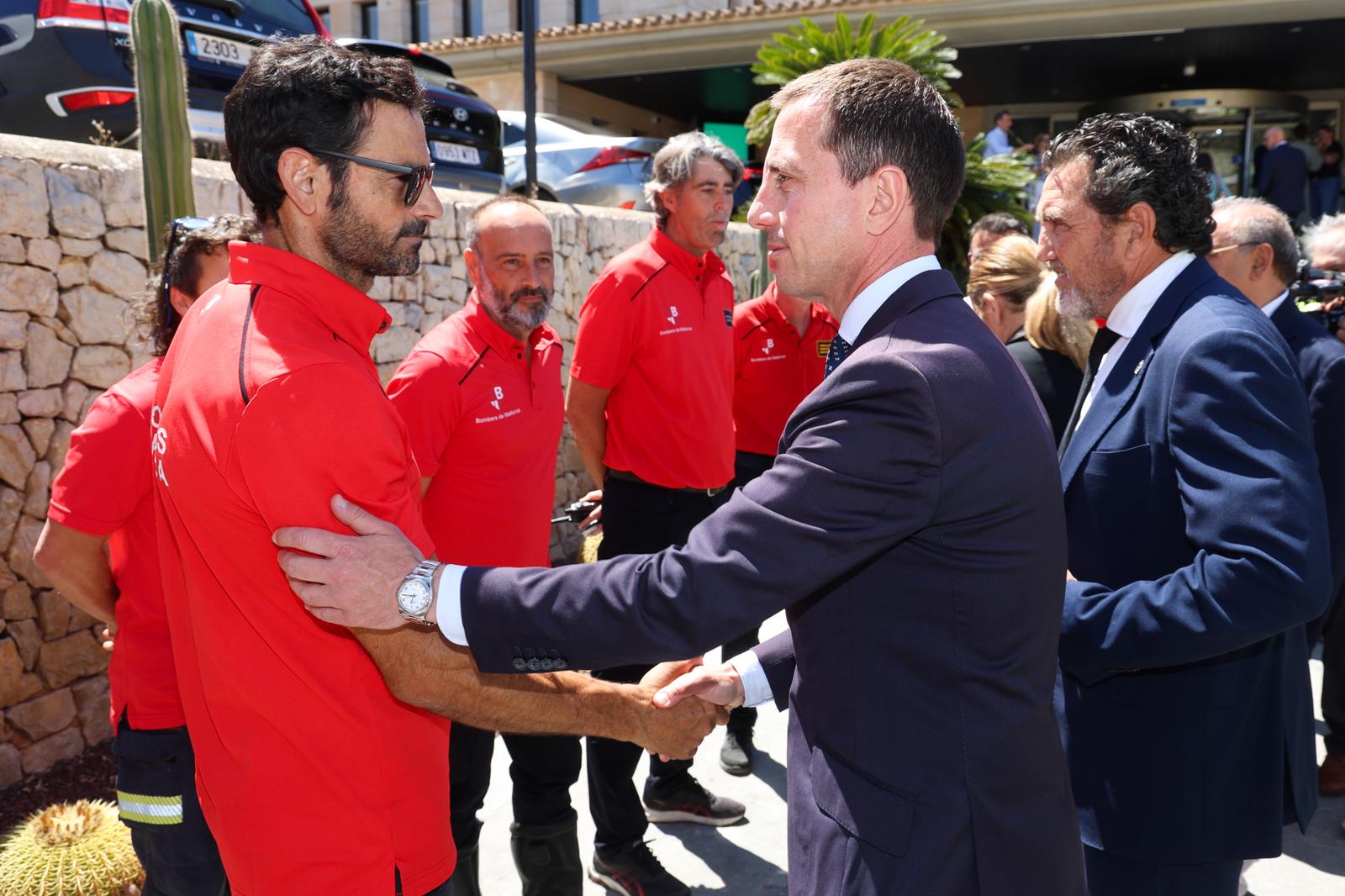 El presidente del Consell de Mallorca, Llorenç Galmés, asiste al minuto de silencio celebrado en el Ayuntamiento de Calvià en recuerdo de las víctimas en el incendio de Magaluf.