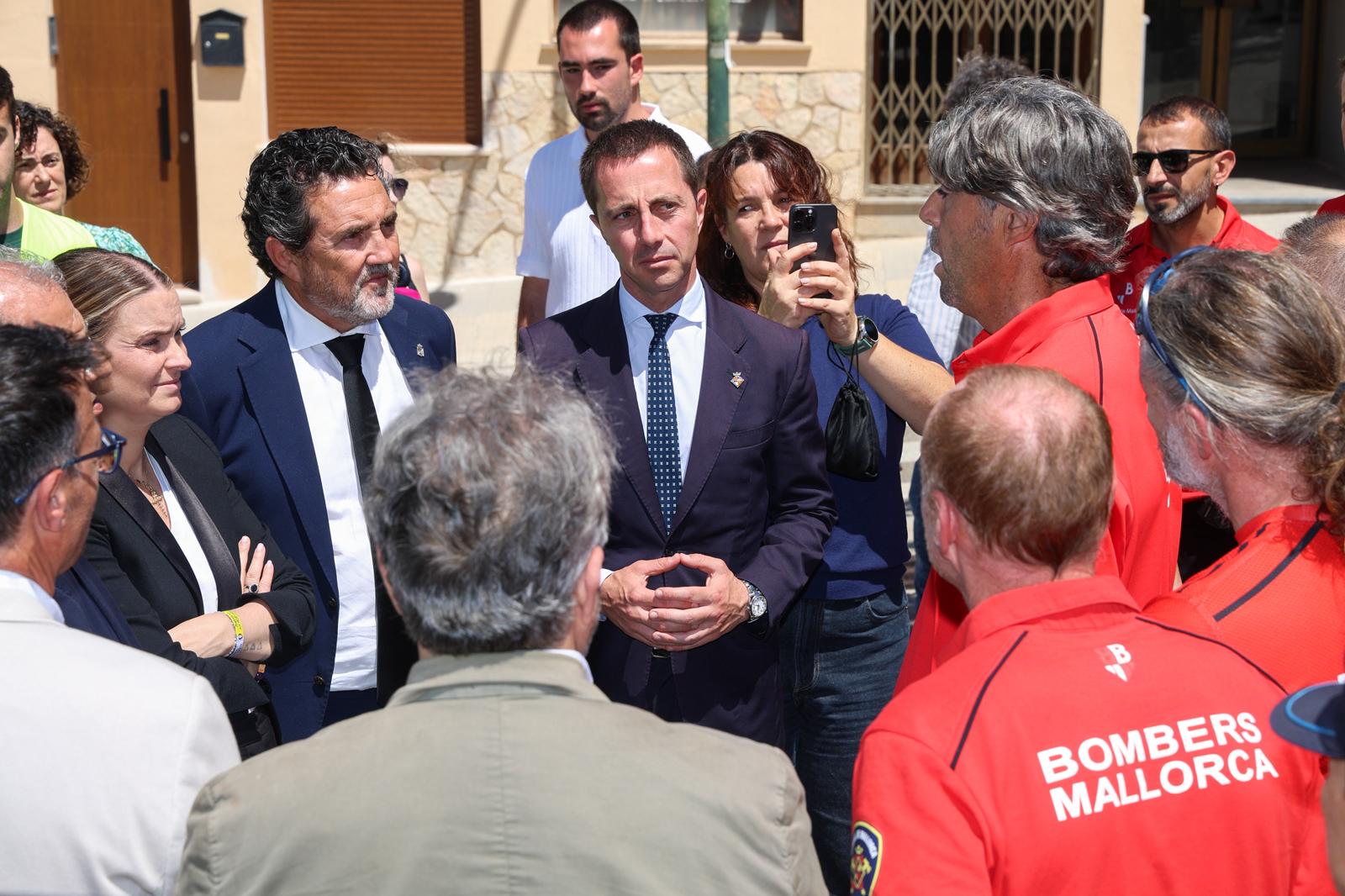 El presidente del Consell de Mallorca, Llorenç Galmés, asiste al minuto de silencio celebrado en el Ayuntamiento de Calvià en recuerdo de las víctimas en el incendio de Magaluf.