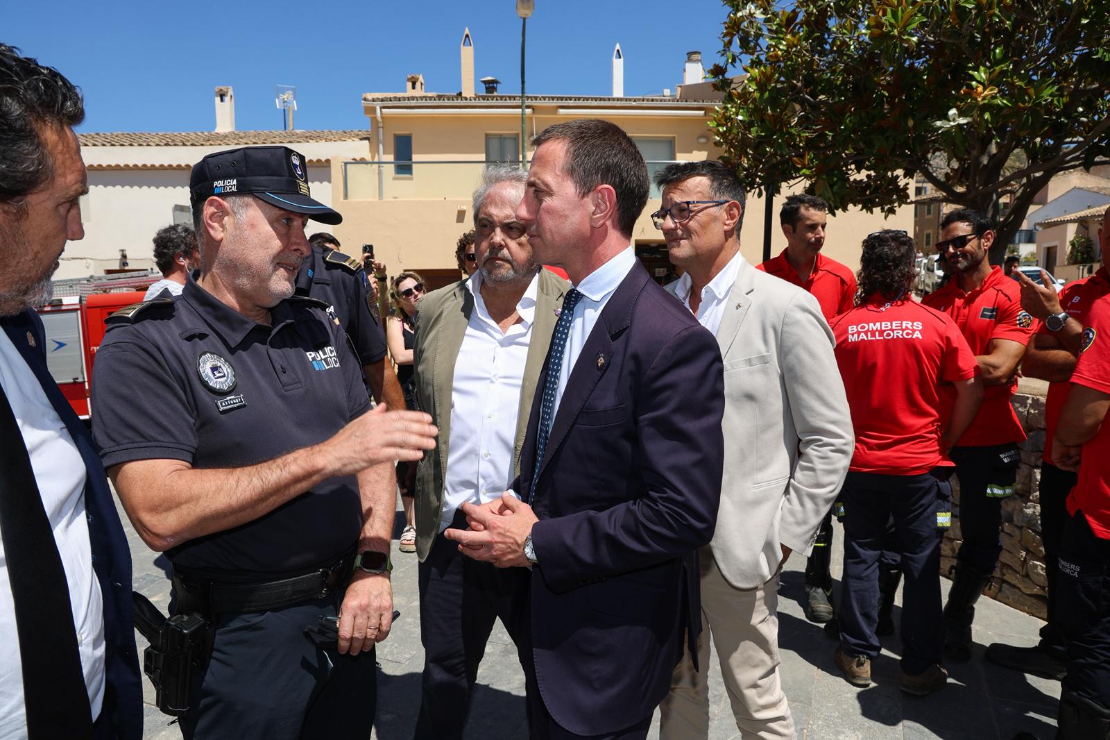 El presidente del Consell de Mallorca, Llorenç Galmés, asiste al minuto de silencio celebrado en el Ayuntamiento de Calvià en recuerdo de las víctimas en el incendio de Magaluf.
