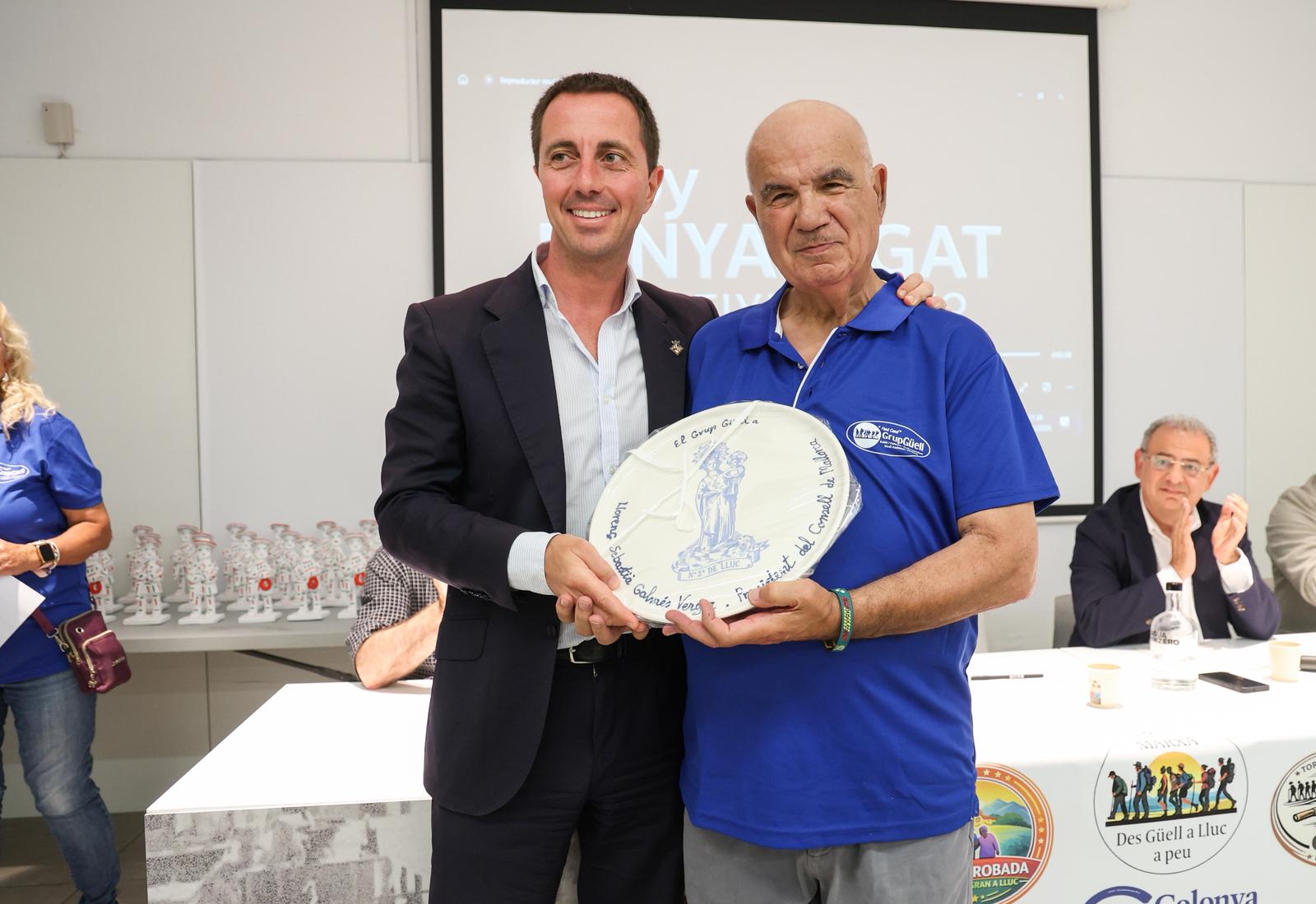 El president Galmés rep en nom del Consell de Mallorca el reconeixement del Grup Güell pel suport a les seves activitats.