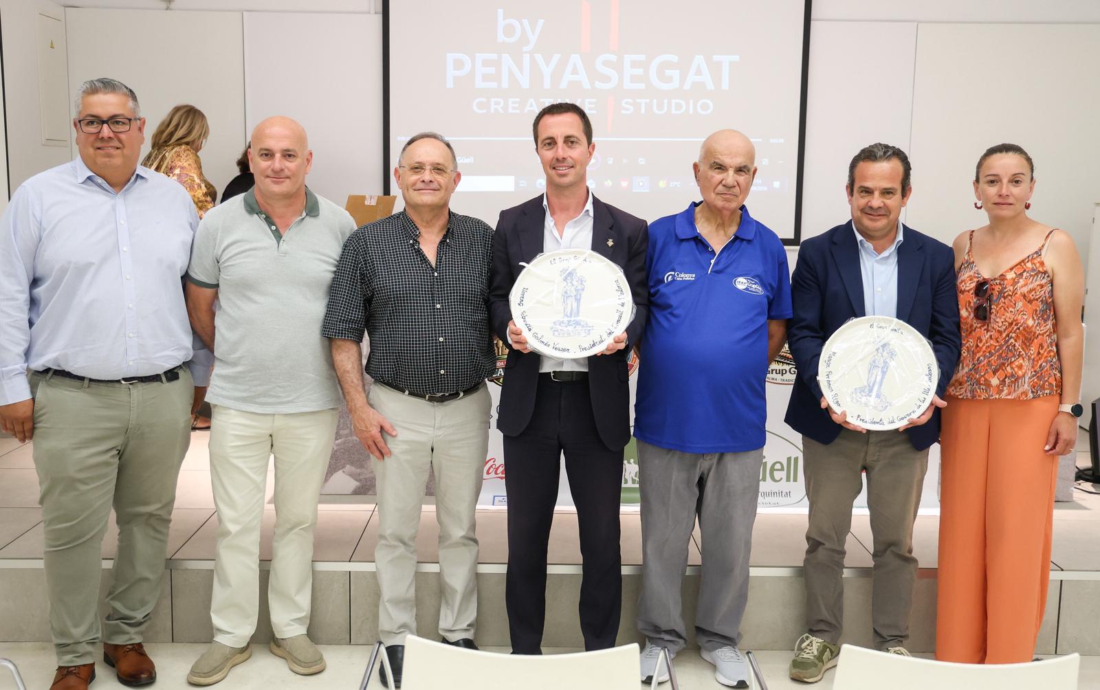 El president Galmés rep en nom del Consell de Mallorca el reconeixement del Grup Güell pel suport a les seves activitats.