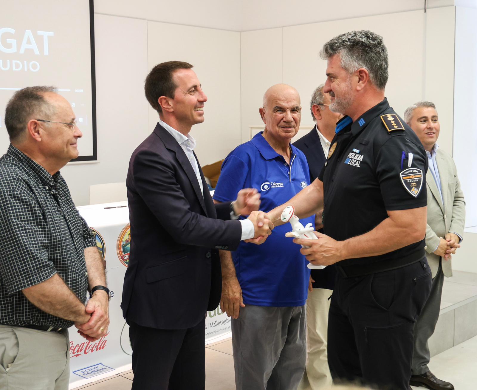 El president Galmés rep en nom del Consell de Mallorca el reconeixement del Grup Güell pel suport a les seves activitats.