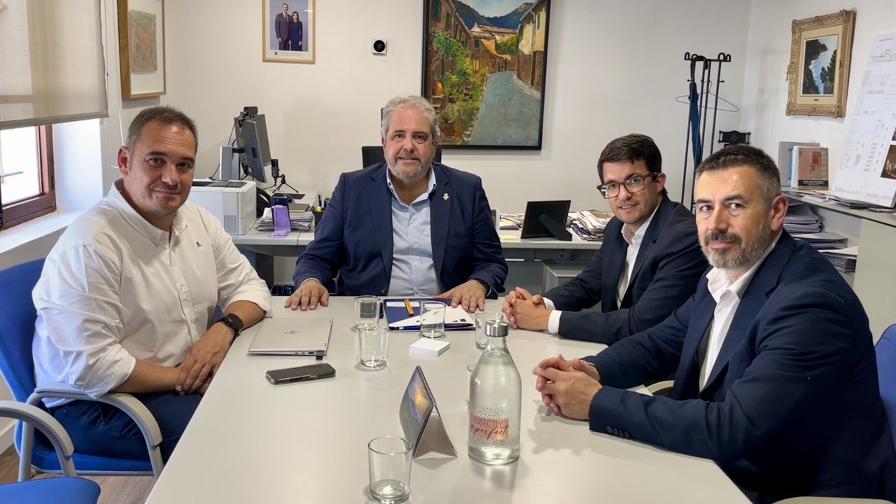 El consejero de Hacienda, Innovación y Función Pública, Rafel Bosch, recibe a los representantes de la empresa Palo Alto.