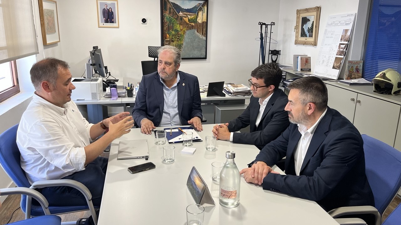 El consejero de Hacienda, Innovación y Función Pública, Rafel Bosch, recibe a los representantes de la empresa Palo Alto.