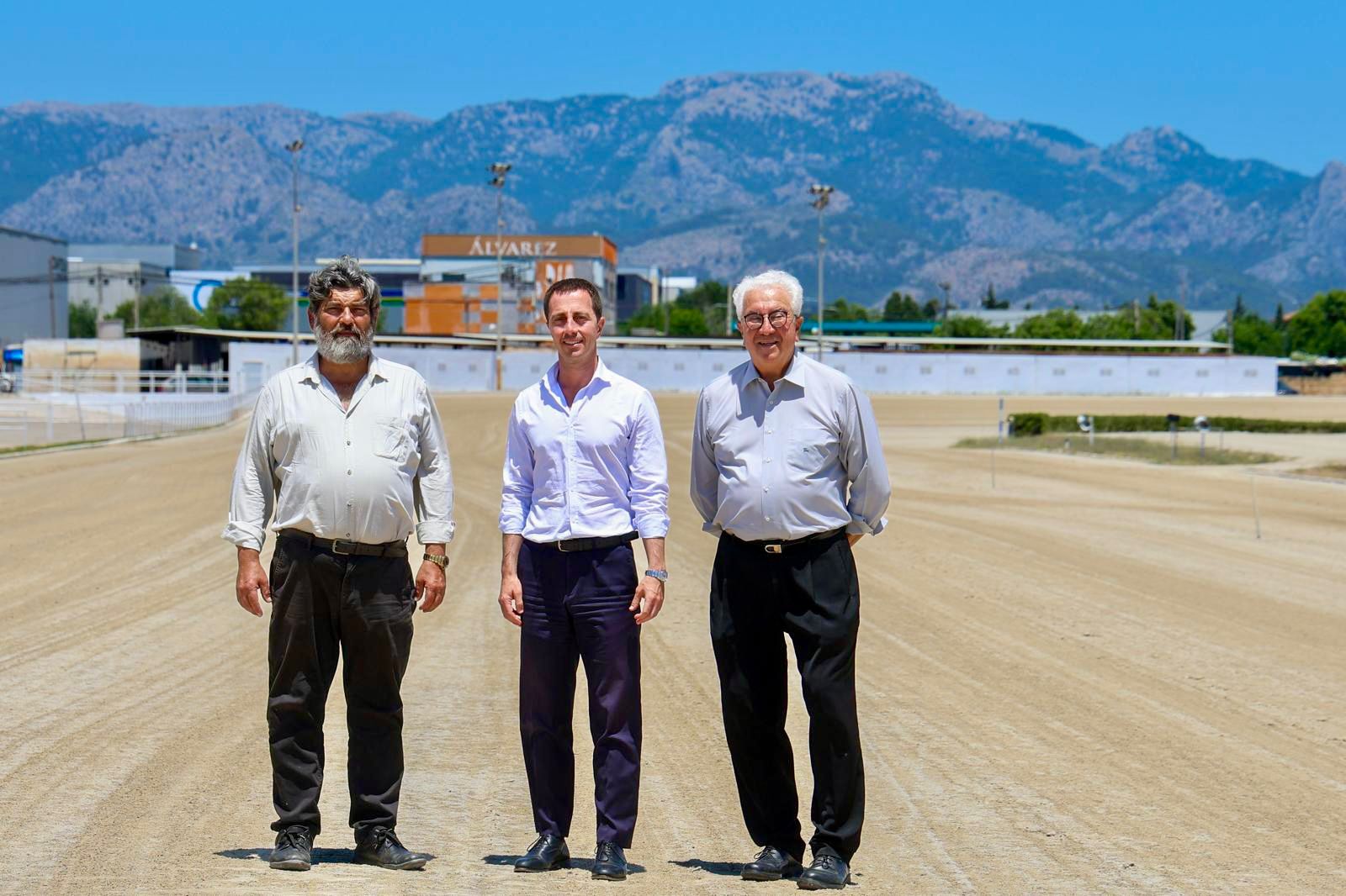El president del Consell de Mallorca, Llorenç Galmés, el vicepresident segon i conseller de Medi Ambient, Medi Rural i Esport, Pedro Bestard, i el president de l'Institut de l'Esport Hípic de Mallorca, Gaspar Oliver, a la pista de l'Hipòdrom de Son Pardo.