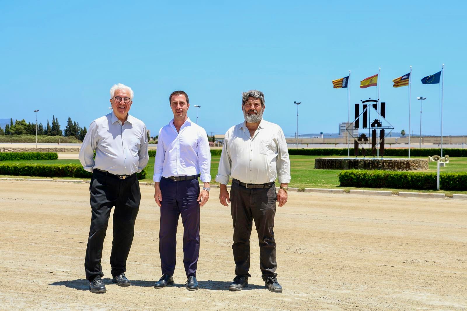 El president del Consell de Mallorca, Llorenç Galmés, el vicepresident segon i conseller de Medi Ambient, Medi Rural i Esport, Pedro Bestard, i el president de l'Institut de l'Esport Hípic de Mallorca, Gaspar Oliver, a la pista de l'Hipòdrom de Son Pardo.