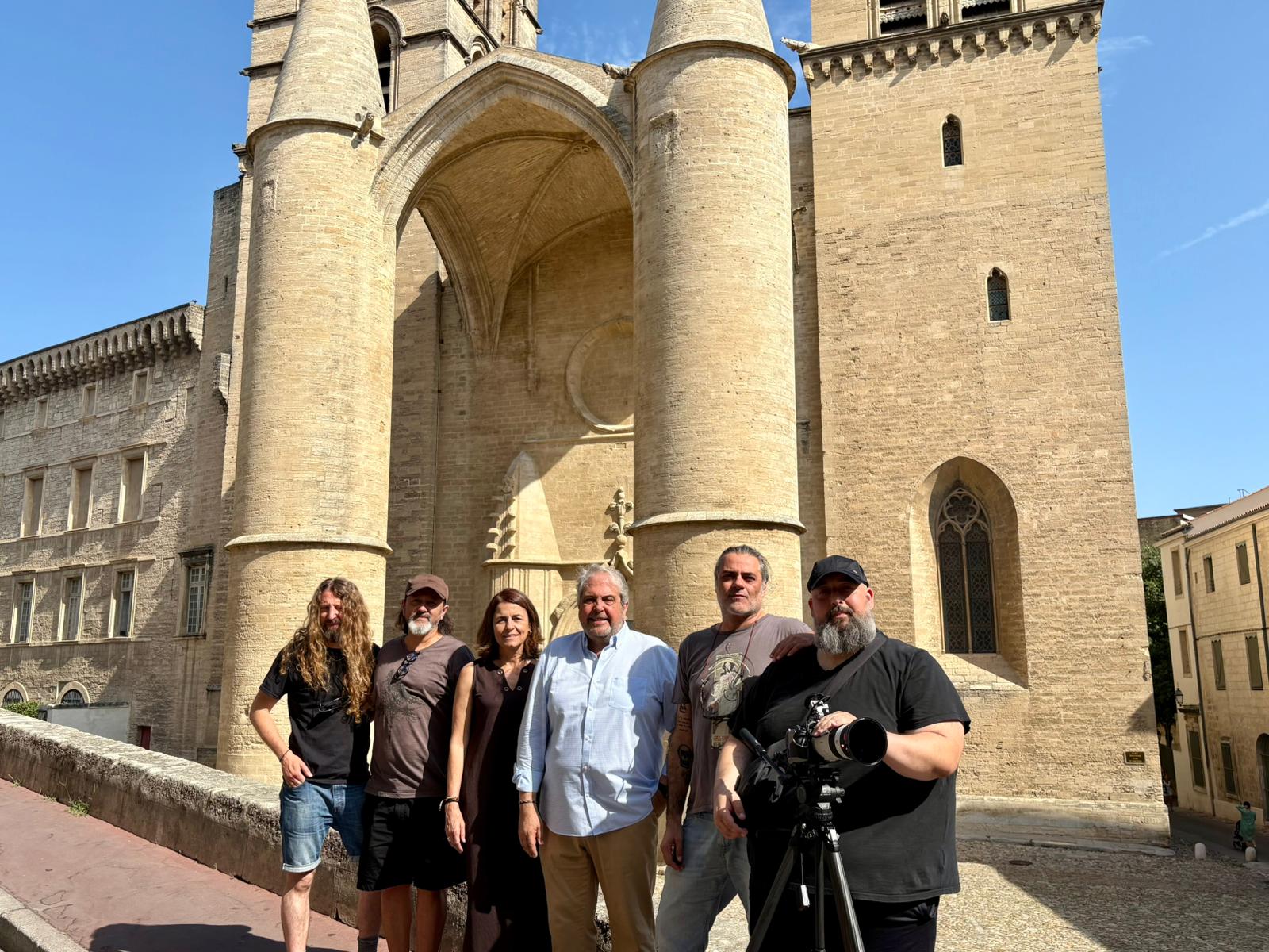 El conseller d'Hisenda, Innovació i Funció Pública, Rafel Bosch, amb l'equip que enregistra el documental Un regne dins la mar.
