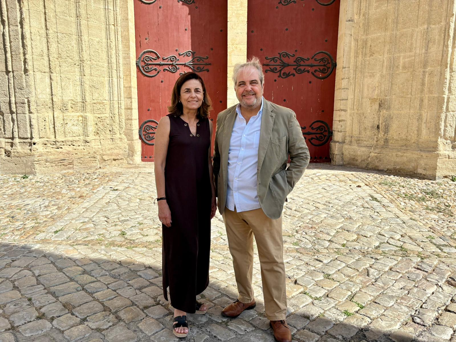 El conseller d'Hisenda, Innovació i Funció Pública, Rafel Bosch, i la responsable d'audiovisuals del Grup Serra, Paula Serra.