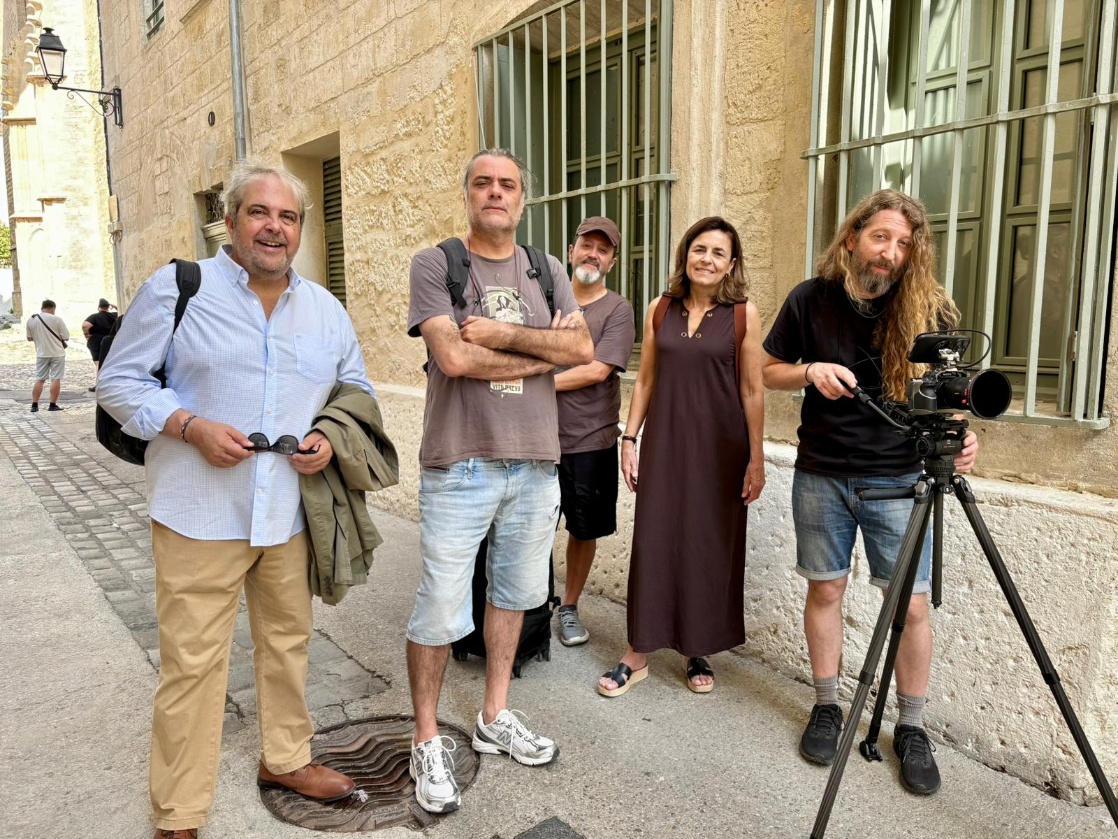 El conseller d'Hisenda, Innovació i Funció Pública, Rafel Bosch, amb l'equip que enregistra el documental Un regne dins la mar.