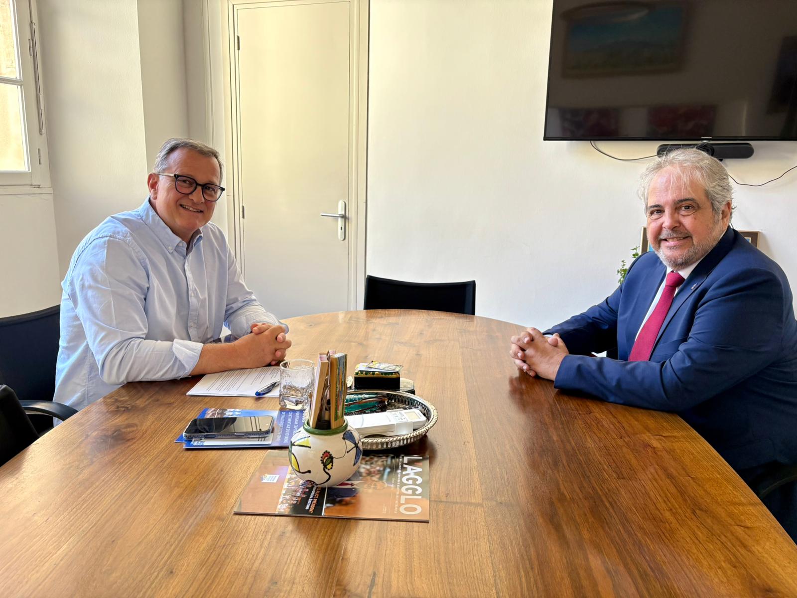 El conseller d'Hisenda, Innovació i Funció Pública, Rafel Bosch, es reuneix amb el batle de Perpinyà, Louis Aliot.