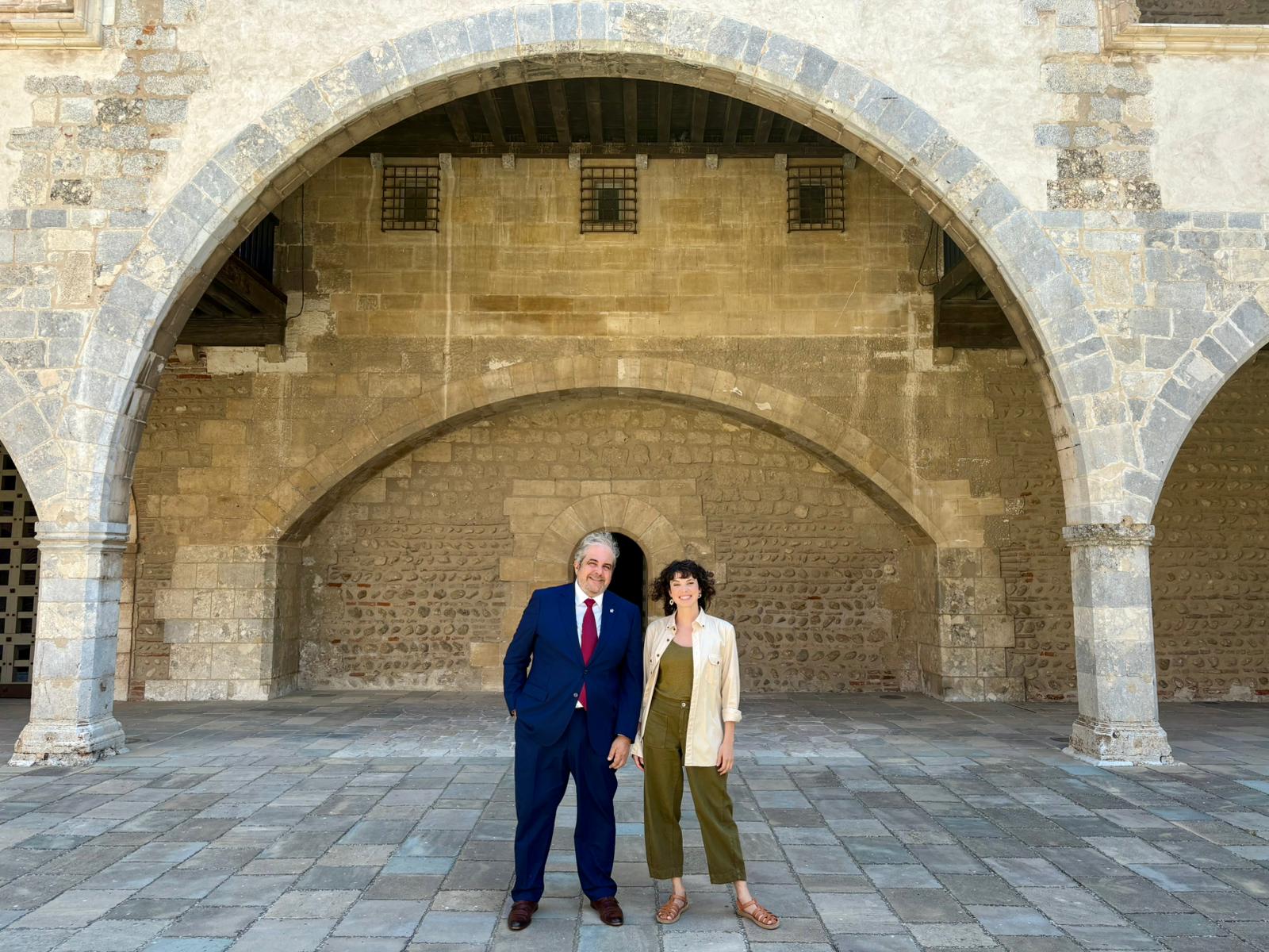 El conseller d'Hisenda, Innovació i Funció Pública, Rafel Bosch, amb l’actriu mallorquina Marina Nicolau.